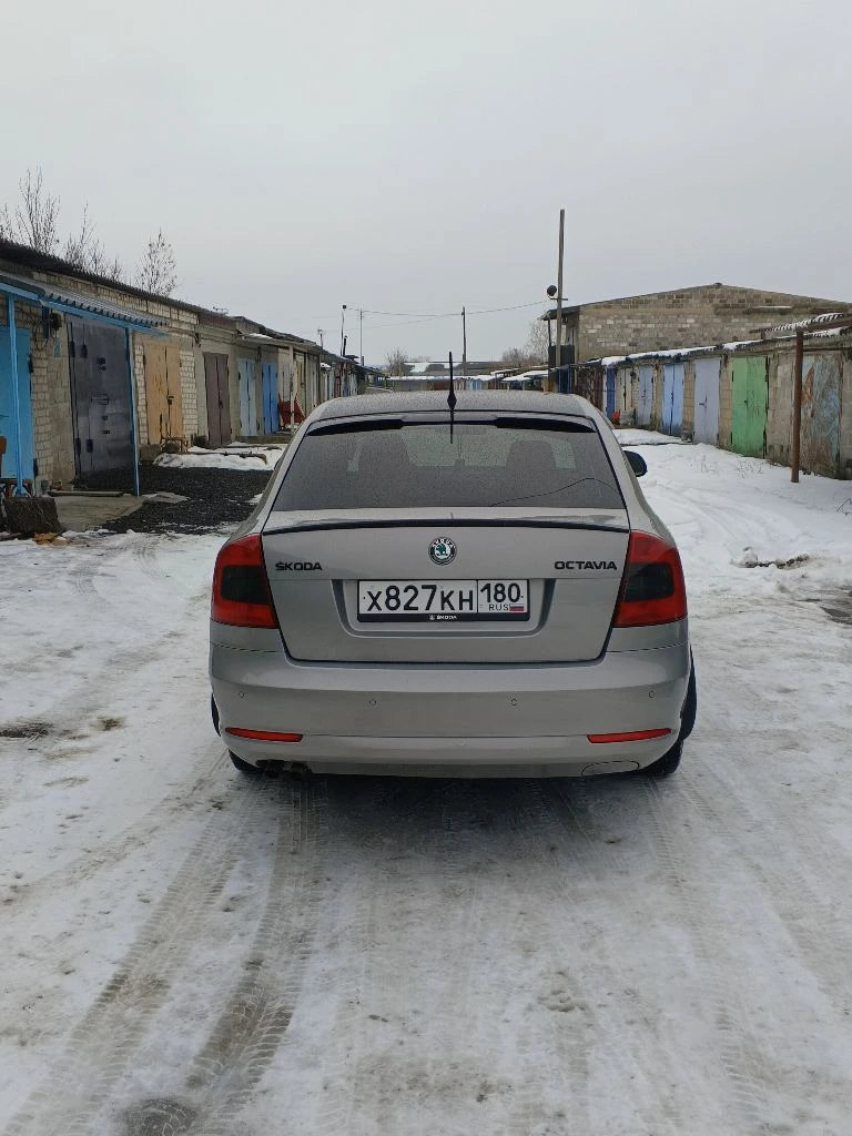 Продам шкоду октавия а5. 2012г. в идеальном состоянии. я хозяин. двигатель1.8 tsi акпп айсин 6-ступ. 152 л. с. пробег 156 тыс. км. мотор, коробка, ходовая все обслужено. опции: подогрев передних сидений, 2х зонный климат контроль, круиз контроль, адаптивный свет, хор. музыка, сигнализация, задний парктроник.2 ключа, 2 комплекта резины, чехлы кожа, сиденья целые под чехлами, установлена защита двигателя, титаны r16. цена 1250000тыс. +торг. другая информация по тел:+79495001387 - фотография - 4