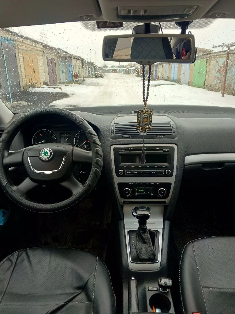 Продам шкоду октавия а5. 2012г. в идеальном состоянии. я хозяин. двигатель1.8 tsi акпп айсин 6-ступ. 152 л. с. пробег 156 тыс. км. мотор, коробка, ходовая все обслужено. опции: подогрев передних сидений, 2х зонный климат контроль, круиз контроль, адаптивный свет, хор. музыка, сигнализация, задний парктроник.2 ключа, 2 комплекта резины, чехлы кожа, сиденья целые под чехлами, установлена защита двигателя, титаны r16. цена 1250000тыс. +торг. другая информация по тел:+79495001387 - фотография - 9