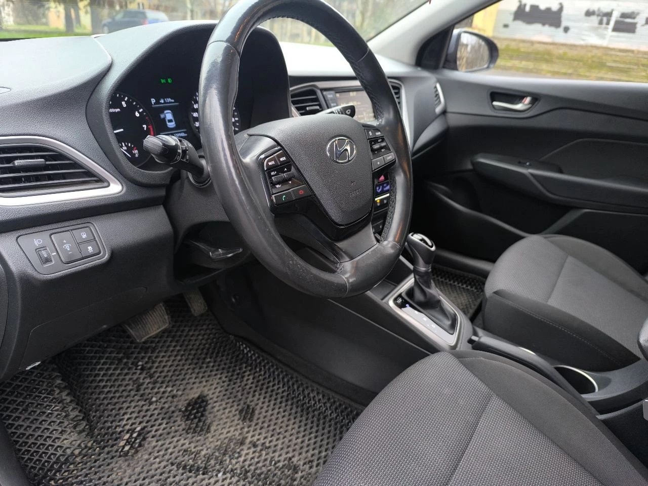 Продам hyundai solaris 2018 год выпуска двигатель 1.6 бензин пробег 139 000 км автоматическая кпп 6ст комплектация: светодиодные ходовые огни, светодиодные задние фонари, противотуманные фары, подогрев: лобового стекла(полный), всех сидений, руля, зеркал. климат контроль, круиз контроль, датчик света, атермальное остекление, мультируль, кожаный руль, регулировка руля, бортовой компьютер, цветной дисплей на приборе, датчики давления шин, эра-глонасс, esp, подсветка поворота, задние парктроник, автозапуск. ✅заводской окрас ✅без дтп ✅зелёная автотека ✅родной подтвержденный пробег ✅сервисная книжка ✅полный комплект ключей надёжный, экономичный авто в классной комплектации! готов к любым проверкам! цена 1 350 000р. тел. +74943526414 - фотография - 4