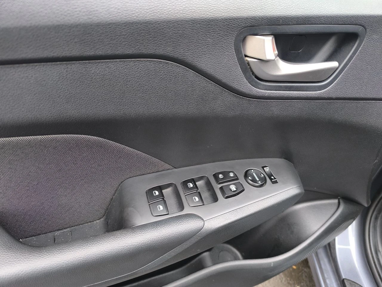 Продам hyundai solaris 2018 год выпуска двигатель 1.6 бензин пробег 139 000 км автоматическая кпп 6ст комплектация: светодиодные ходовые огни, светодиодные задние фонари, противотуманные фары, подогрев: лобового стекла(полный), всех сидений, руля, зеркал. климат контроль, круиз контроль, датчик света, атермальное остекление, мультируль, кожаный руль, регулировка руля, бортовой компьютер, цветной дисплей на приборе, датчики давления шин, эра-глонасс, esp, подсветка поворота, задние парктроник, автозапуск. ✅заводской окрас ✅без дтп ✅зелёная автотека ✅родной подтвержденный пробег ✅сервисная книжка ✅полный комплект ключей надёжный, экономичный авто в классной комплектации! готов к любым проверкам! цена 1 350 000р. тел. +74943526414 - фотография - 3