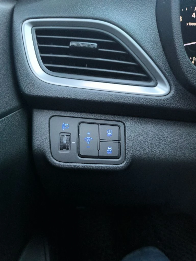 Продам hyundai solaris 2018 год выпуска двигатель 1.6 бензин пробег 139 000 км автоматическая кпп 6ст комплектация: светодиодные ходовые огни, светодиодные задние фонари, противотуманные фары, подогрев: лобового стекла(полный), всех сидений, руля, зеркал. климат контроль, круиз контроль, датчик света, атермальное остекление, мультируль, кожаный руль, регулировка руля, бортовой компьютер, цветной дисплей на приборе, датчики давления шин, эра-глонасс, esp, подсветка поворота, задние парктроник, автозапуск. ✅заводской окрас ✅без дтп ✅зелёная автотека ✅родной подтвержденный пробег ✅сервисная книжка ✅полный комплект ключей надёжный, экономичный авто в классной комплектации! готов к любым проверкам! цена 1 350 000р. тел. +74943526414 - фотография - 9