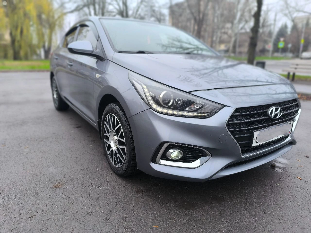 Продам hyundai solaris 2018 год выпуска двигатель 1.6 бензин пробег 139 000 км автоматическая кпп 6ст комплектация: светодиодные ходовые огни, светодиодные задние фонари, противотуманные фары, подогрев: лобового стекла(полный), всех сидений, руля, зеркал. климат контроль, круиз контроль, датчик света, атермальное остекление, мультируль, кожаный руль, регулировка руля, бортовой компьютер, цветной дисплей на приборе, датчики давления шин, эра-глонасс, esp, подсветка поворота, задние парктроник, автозапуск. ✅заводской окрас ✅без дтп ✅зелёная автотека ✅родной подтвержденный пробег ✅сервисная книжка ✅полный комплект ключей надёжный, экономичный авто в классной комплектации! готов к любым проверкам! цена 1 350 000р. тел. +74943526414 - фотография - 6