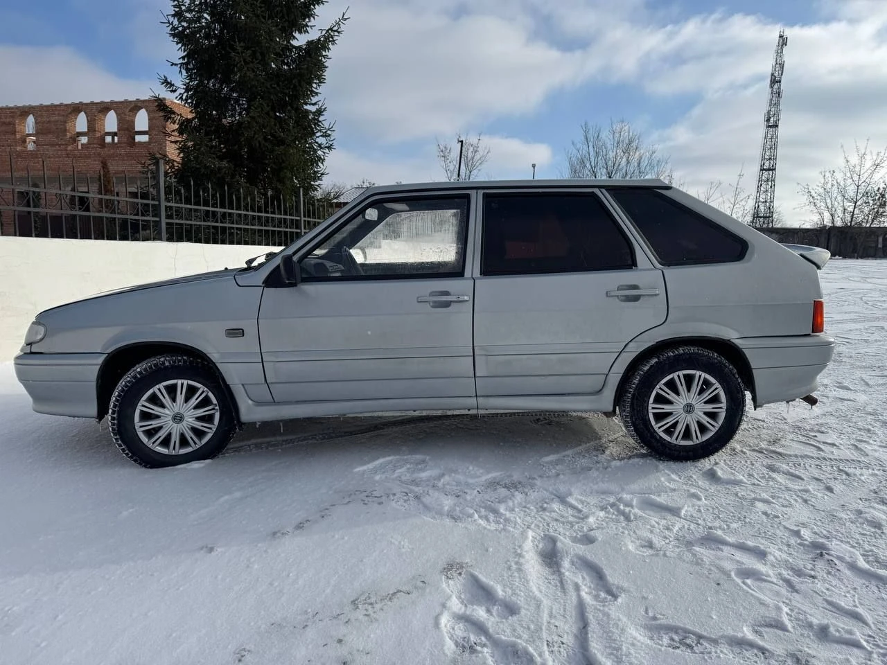 💥 ваз 2114 2005 года 💥 🚗 цена: 225,000 рублей. торг приветствуется! ✅ год выпуска: 2005 ✅ двигатель 1.5: работает отлично ✅ кпп: в идеальном состоянии ✅ ходовая часть: без стуков, возложений не требует от слова совсем. ✅ электрика: полностью исправна. работает всё что должно работать. ✅ отопление: печка работает на отлично. ✅ кузов: в идеальном состоянии, варить красить не нужно. ✅ салон: хорошем состоянии. ✅ резина зимняя, новая ! автомобиль к зиме готов полностью. ✅ документы: возможен любой вид переоформления 📍 город: донецк 📞 звоните: +79493954484 - фотография - 4