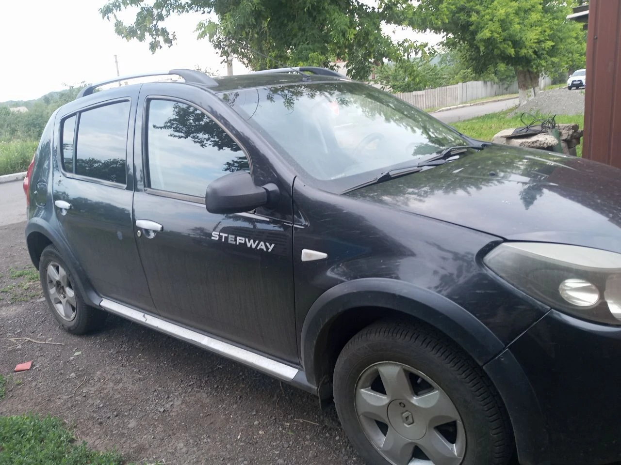 Продам авто в нормальном состоянии, реальному покупателю торг у капота телефон+79493398779;+79490637572 - фотография - 5