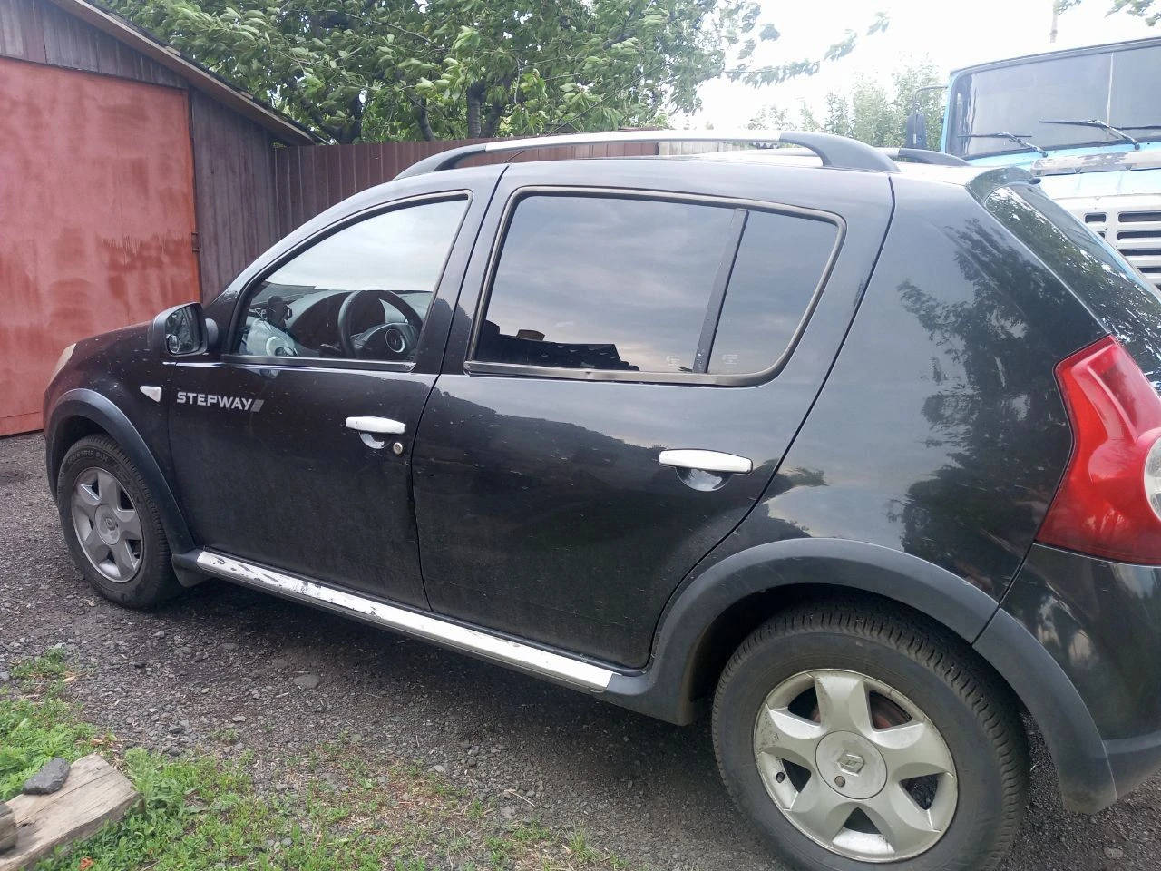 Продам авто в нормальном состоянии, реальному покупателю торг у капота телефон+79493398779;+79490637572 - фотография - 6