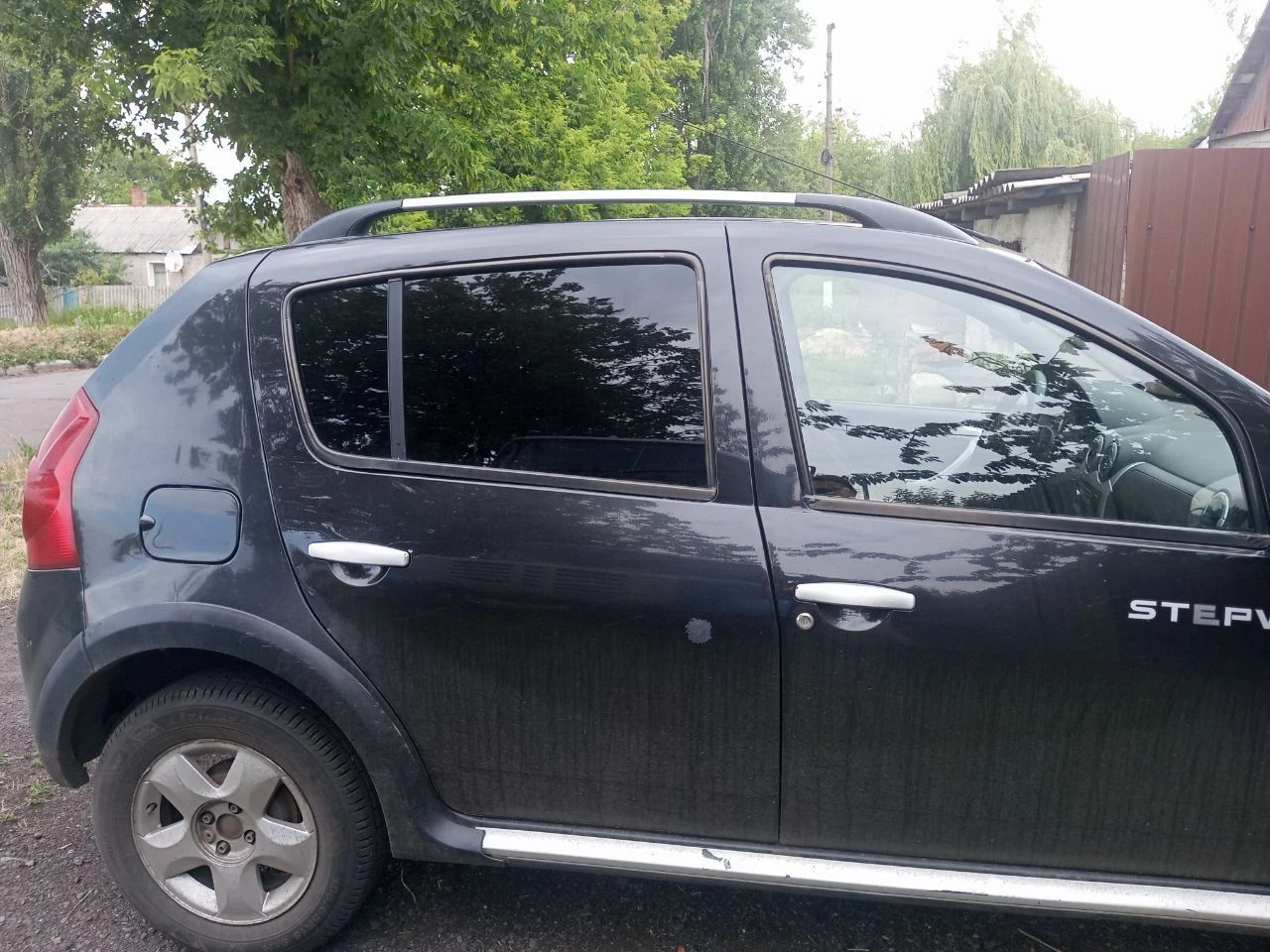 Продам авто в нормальном состоянии, реальному покупателю торг у капота телефон+79493398779;+79490637572 - фотография - 3