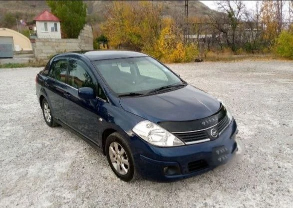 Продам nissan тиида 2008 г. в. 1.6 объём. автомобиль в хорошем состоянии! 2 владельца, птс оригинал, документы чистые, пробега 200000 км. по автотеке пробег соответствует. комплектация: 4 стеклоподъемника, усилитель руля, центральный замок-2 оригинальных ключа, кондиционер холодит идеально, печка греет. все стекла родные, включая лобовое, в дтп не была, не гнилая, не ржавая. цена 600000 торг. осмотр донецк, возможен обмен на недвижимость. +79493213694 +79496360616 - фотография - 2