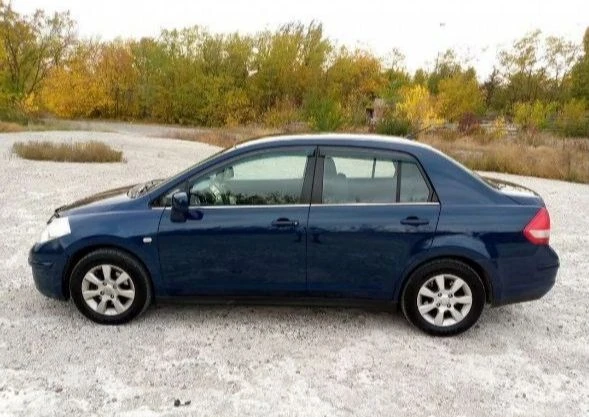 Продам nissan тиида 2008 г. в. 1.6 объём. автомобиль в хорошем состоянии! 2 владельца, птс оригинал, документы чистые, пробега 200000 км. по автотеке пробег соответствует. комплектация: 4 стеклоподъемника, усилитель руля, центральный замок-2 оригинальных ключа, кондиционер холодит идеально, печка греет. все стекла родные, включая лобовое, в дтп не была, не гнилая, не ржавая. цена 600000 торг. осмотр донецк, возможен обмен на недвижимость. +79493213694 +79496360616 - фотография - 4