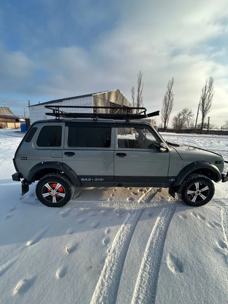 Продам полностью живую niva 2131 4x4, 2011 год, пробег 65 т. км! автомобиль в очень хорошем состоянии, без вложений! пробег оригинальный, автотека зелёная, там все видно. новый радиатор, стартер, генератор, радиатор печки. - гур, новая приборка с бортовым компьютером, свежие r15 диски и новая зимняя резина. - усиленные бампера, зеркала гранта, багажник на крышу, дополнительный свет в виде люстры и фонаря заднего хода на крыше. - свежая оптика в круг, освежался салон, новая торпеда и пластик в багажнике, подсветка в ноги всех 4 сидений, средняя музыка, сигнализация starline на 2 ключа и ещё много чего. в машину вложено очень много средств и времени! цена 550 000₽, торг есть. машина в городе торез, все вопросы +79493904336 - фотография - 4