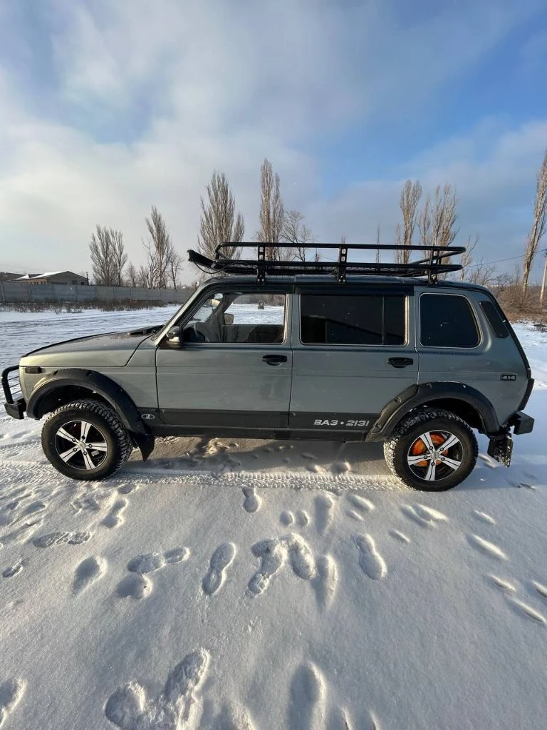 Продам полностью живую niva 2131 4x4, 2011 год, пробег 65 т. км! автомобиль в очень хорошем состоянии, без вложений! пробег оригинальный, автотека зелёная, там все видно. новый радиатор, стартер, генератор, радиатор печки. - гур, новая приборка с бортовым компьютером, свежие r15 диски и новая зимняя резина. - усиленные бампера, зеркала гранта, багажник на крышу, дополнительный свет в виде люстры и фонаря заднего хода на крыше. - свежая оптика в круг, освежался салон, новая торпеда и пластик в багажнике, подсветка в ноги всех 4 сидений, средняя музыка, сигнализация starline на 2 ключа и ещё много чего. в машину вложено очень много средств и времени! цена 550 000₽, торг есть. машина в городе торез, все вопросы +79493904336 - фотография - 2