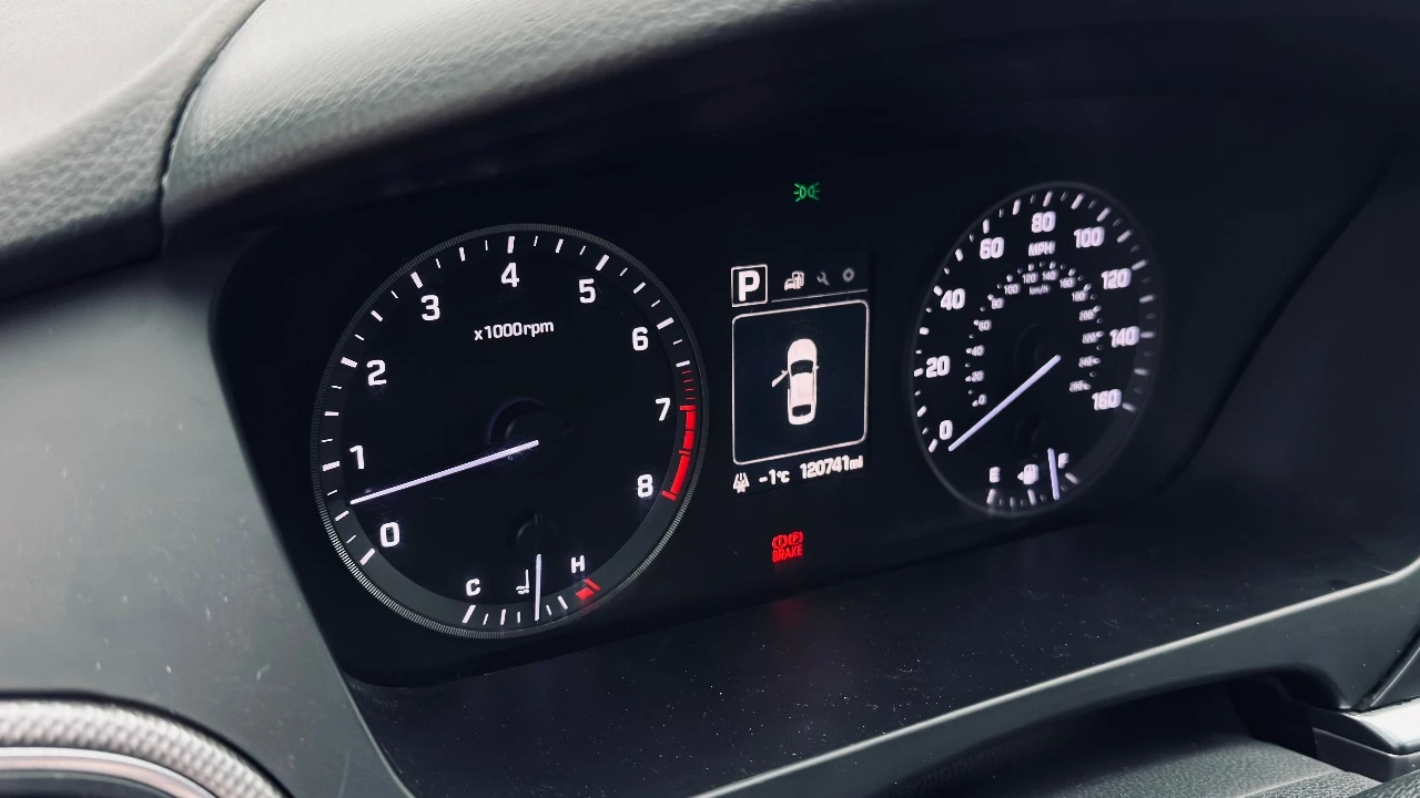 Продажа от собственника! продается пока в продаже интересующий меня автомобиль 🚀 hyundai sonata 2014 года выпуска. ✔ один хозяин по птс, все то по регламенту. чеки о проведенных работах на руках. ✔ двигатель и коробка передач работают безупречно, как часы. никаких проблем. ✔ лкп в хорошем состоянии, без скрытых повреждений и ржавчины. салон чистый, ухоженный, без потертостей и запахов. ✔ комплектация: кондиционер, обогрев боковых зеркал, мультимедиа с apple carplay/android auto, камера заднего вида, датчики давления шин. vin: 5npe24af7fh080404 · год выпуска: сентябрь 2014 года · пробег: 121 тыс миль · двигатель: 2.4 л (188 л. с.), бензин · кпп: автомат · привод: передний · цвет: серый хамелеон · цена: 1 550 000 руб. жду вашего звонка! серьезным покупателям — осмотр на любом сто по вашему желанию. номер для связи +79493254376 ( телеграм, феникс) территориально г. донецк, днр - фотография - 9