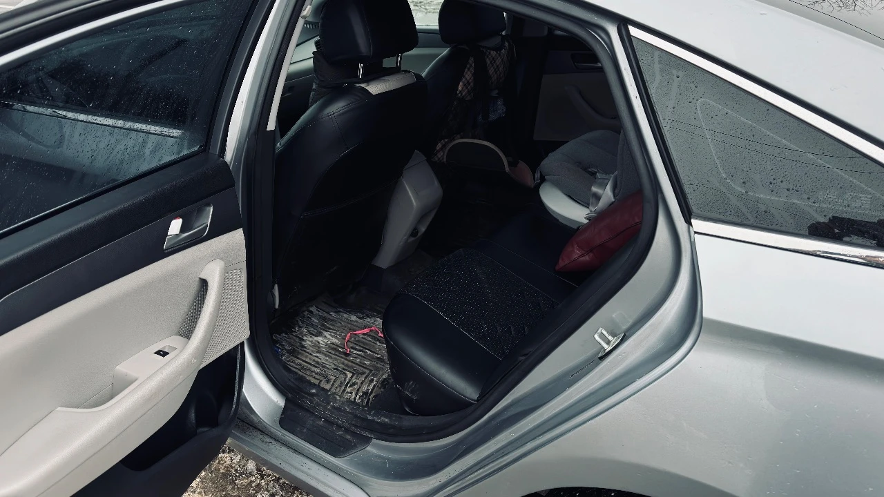 Продажа от собственника! продается пока в продаже интересующий меня автомобиль 🚀 hyundai sonata 2014 года выпуска. ✔ один хозяин по птс, все то по регламенту. чеки о проведенных работах на руках. ✔ двигатель и коробка передач работают безупречно, как часы. никаких проблем. ✔ лкп в хорошем состоянии, без скрытых повреждений и ржавчины. салон чистый, ухоженный, без потертостей и запахов. ✔ комплектация: кондиционер, обогрев боковых зеркал, мультимедиа с apple carplay/android auto, камера заднего вида, датчики давления шин. vin: 5npe24af7fh080404 · год выпуска: сентябрь 2014 года · пробег: 121 тыс миль · двигатель: 2.4 л (188 л. с.), бензин · кпп: автомат · привод: передний · цвет: серый хамелеон · цена: 1 550 000 руб. жду вашего звонка! серьезным покупателям — осмотр на любом сто по вашему желанию. номер для связи +79493254376 ( телеграм, феникс) территориально г. донецк, днр - фотография - 7