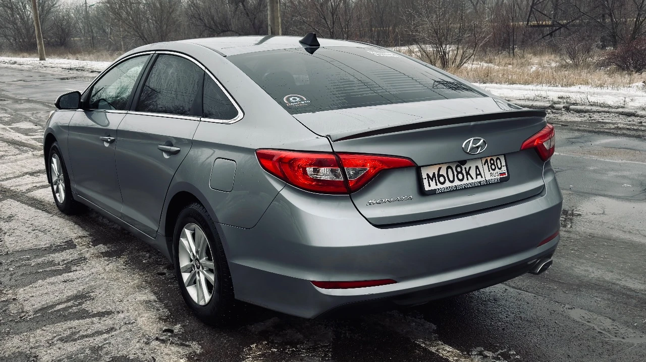 Продажа от собственника! продается пока в продаже интересующий меня автомобиль 🚀 hyundai sonata 2014 года выпуска. ✔ один хозяин по птс, все то по регламенту. чеки о проведенных работах на руках. ✔ двигатель и коробка передач работают безупречно, как часы. никаких проблем. ✔ лкп в хорошем состоянии, без скрытых повреждений и ржавчины. салон чистый, ухоженный, без потертостей и запахов. ✔ комплектация: кондиционер, обогрев боковых зеркал, мультимедиа с apple carplay/android auto, камера заднего вида, датчики давления шин. vin: 5npe24af7fh080404 · год выпуска: сентябрь 2014 года · пробег: 121 тыс миль · двигатель: 2.4 л (188 л. с.), бензин · кпп: автомат · привод: передний · цвет: серый хамелеон · цена: 1 550 000 руб. жду вашего звонка! серьезным покупателям — осмотр на любом сто по вашему желанию. номер для связи +79493254376 ( телеграм, феникс) территориально г. донецк, днр - фотография - 3