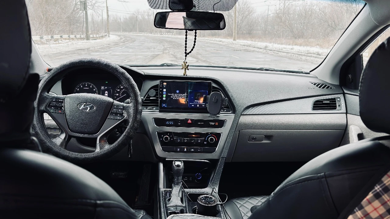 Продажа от собственника! продается пока в продаже интересующий меня автомобиль 🚀 hyundai sonata 2014 года выпуска. ✔ один хозяин по птс, все то по регламенту. чеки о проведенных работах на руках. ✔ двигатель и коробка передач работают безупречно, как часы. никаких проблем. ✔ лкп в хорошем состоянии, без скрытых повреждений и ржавчины. салон чистый, ухоженный, без потертостей и запахов. ✔ комплектация: кондиционер, обогрев боковых зеркал, мультимедиа с apple carplay/android auto, камера заднего вида, датчики давления шин. vin: 5npe24af7fh080404 · год выпуска: сентябрь 2014 года · пробег: 121 тыс миль · двигатель: 2.4 л (188 л. с.), бензин · кпп: автомат · привод: передний · цвет: серый хамелеон · цена: 1 550 000 руб. жду вашего звонка! серьезным покупателям — осмотр на любом сто по вашему желанию. номер для связи +79493254376 ( телеграм, феникс) территориально г. донецк, днр - фотография - 8
