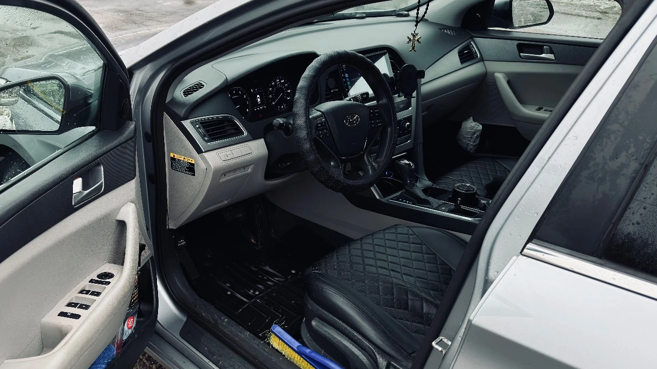 Продажа от собственника! продается пока в продаже интересующий меня автомобиль 🚀 hyundai sonata 2014 года выпуска. ✔ один хозяин по птс, все то по регламенту. чеки о проведенных работах на руках. ✔ двигатель и коробка передач работают безупречно, как часы. никаких проблем. ✔ лкп в хорошем состоянии, без скрытых повреждений и ржавчины. салон чистый, ухоженный, без потертостей и запахов. ✔ комплектация: кондиционер, обогрев боковых зеркал, мультимедиа с apple carplay/android auto, камера заднего вида, датчики давления шин. vin: 5npe24af7fh080404 · год выпуска: сентябрь 2014 года · пробег: 121 тыс миль · двигатель: 2.4 л (188 л. с.), бензин · кпп: автомат · привод: передний · цвет: серый хамелеон · цена: 1 550 000 руб. жду вашего звонка! серьезным покупателям — осмотр на любом сто по вашему желанию. номер для связи +79493254376 ( телеграм, феникс) территориально г. донецк, днр - фотография - 6