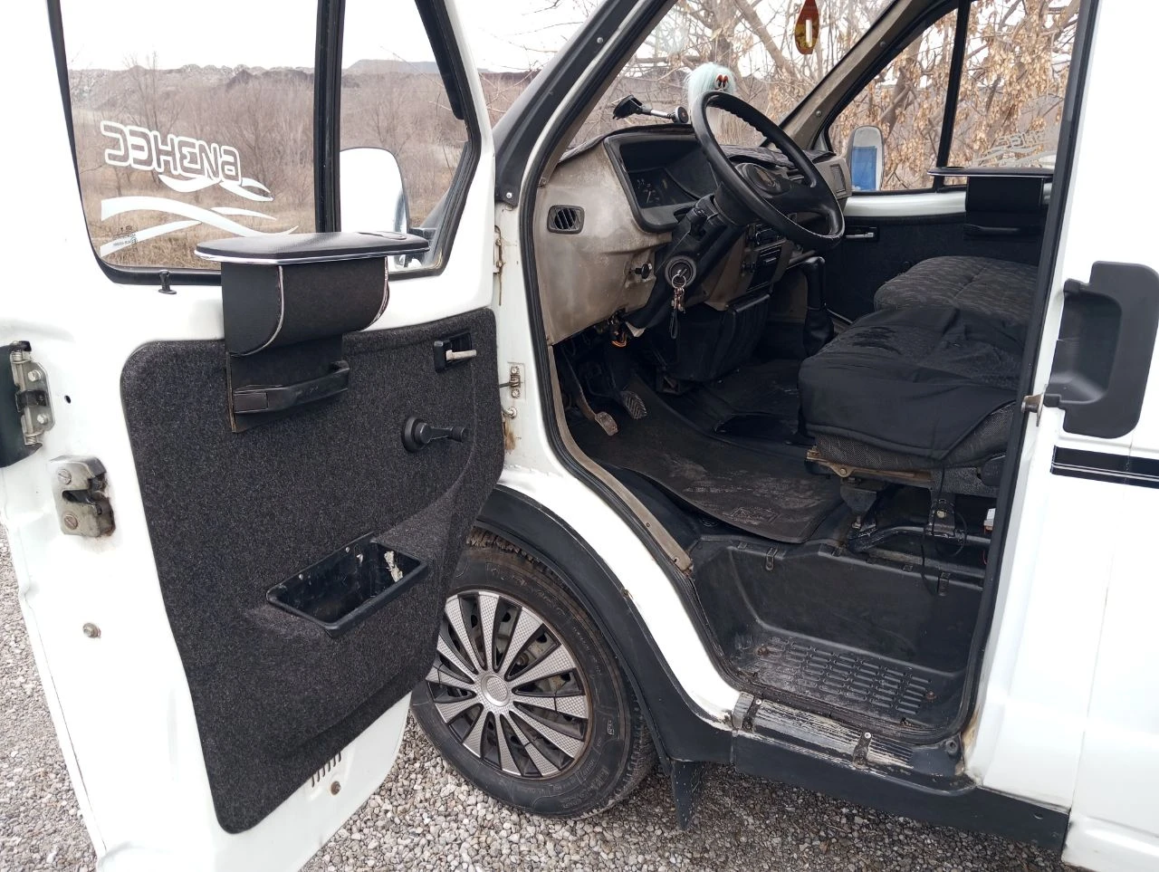 Продам свой личный соболь 2752 (грузовой фургон). 2002г. 2.3 (406) 16кл. бензин. в хорошем состоянии на свои года, это редкость! весь обслужен, ухожен, на хорошем ходу! двигатель, кпп, подвеска все хорошо. новая резина, акб, карбюратор, все расходники. в общем сел и поехал! новая оптика, фонари. авто домашнего пользования. гур, магнитола usb, камера перед, зад. вида. документы в порядке, я владелец! ц: 450.000р. торг! енакиево. +79493652755. - фотография - 6