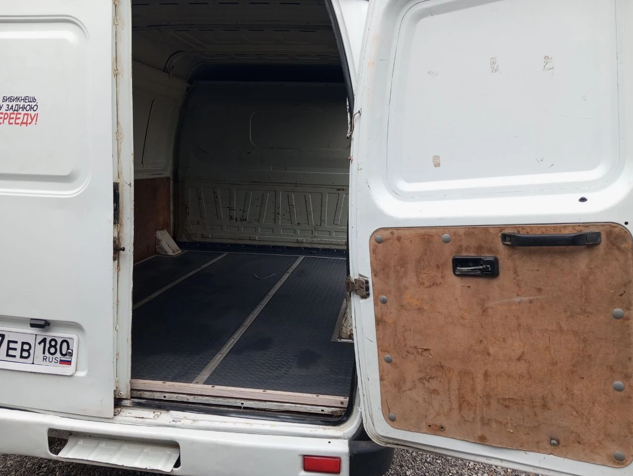 Продам свой личный соболь 2752 (грузовой фургон). 2002г. 2.3 (406) 16кл. бензин. в хорошем состоянии на свои года, это редкость! весь обслужен, ухожен, на хорошем ходу! двигатель, кпп, подвеска все хорошо. новая резина, акб, карбюратор, все расходники. в общем сел и поехал! новая оптика, фонари. авто домашнего пользования. гур, магнитола usb, камера перед, зад. вида. документы в порядке, я владелец! ц: 450.000р. торг! енакиево. +79493652755. - фотография - 5