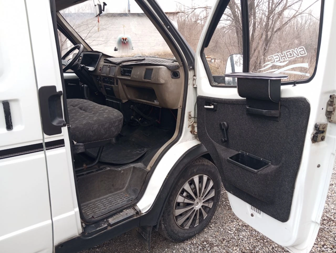 Продам свой личный соболь 2752 (грузовой фургон). 2002г. 2.3 (406) 16кл. бензин. в хорошем состоянии на свои года, это редкость! весь обслужен, ухожен, на хорошем ходу! двигатель, кпп, подвеска все хорошо. новая резина, акб, карбюратор, все расходники. в общем сел и поехал! новая оптика, фонари. авто домашнего пользования. гур, магнитола usb, камера перед, зад. вида. документы в порядке, я владелец! ц: 450.000р. торг! енакиево. +79493652755. - фотография - 3