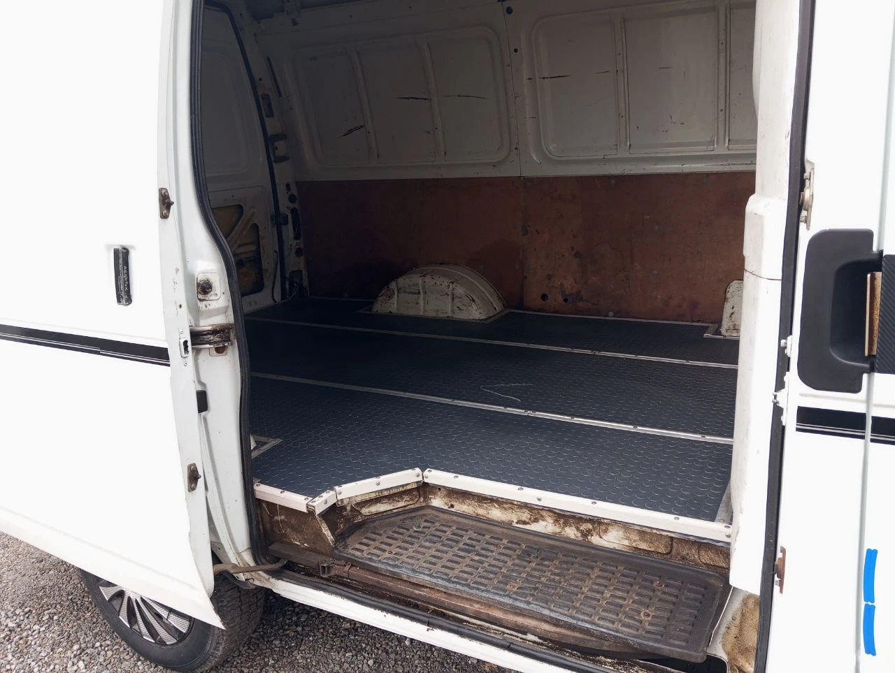 Продам свой личный соболь 2752 (грузовой фургон). 2002г. 2.3 (406) 16кл. бензин. в хорошем состоянии на свои года, это редкость! весь обслужен, ухожен, на хорошем ходу! двигатель, кпп, подвеска все хорошо. новая резина, акб, карбюратор, все расходники. в общем сел и поехал! новая оптика, фонари. авто домашнего пользования. гур, магнитола usb, камера перед, зад. вида. документы в порядке, я владелец! ц: 450.000р. торг! енакиево. +79493652755. - фотография - 7