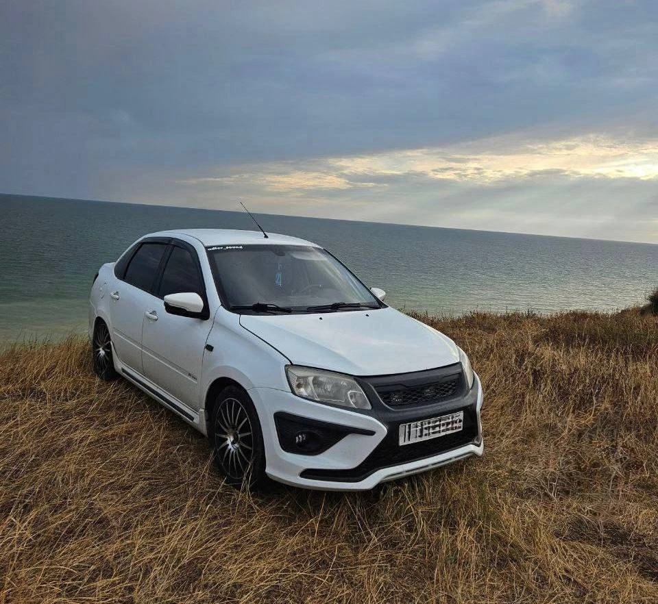 Lada granta sport 1.6 мт, 2016 114 л. с. | мкпп | птс оригинал 550 000 ₽ быстрым торг пробег 217 000 км, честный. двигатель после капремонта ~60 тыс. км кпп перебрана ~20 тыс. км есть крашеные элементы — цену не скрываю. геометрия ровная, герметики заводские. комплектация sport: кондиционер, подогревы, все эсп, датчики света/дождя, парктроник, кожаный руль, abs, подушки. музыка — +100 000 ₽ торг у капота обмена нет +7 (949) 998-61-71 - фотография - 3