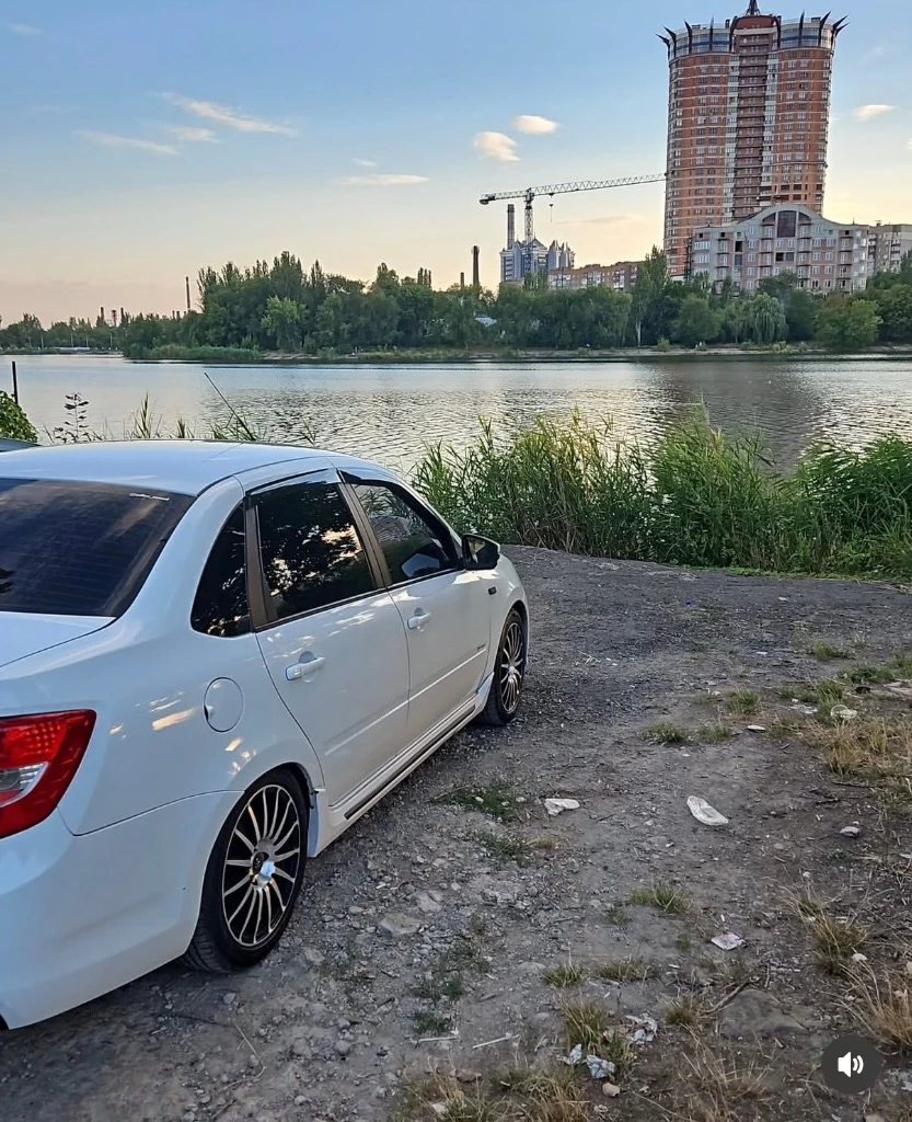 Lada granta sport 1.6 мт, 2016 114 л. с. | мкпп | птс оригинал 550 000 ₽ быстрым торг пробег 217 000 км, честный. двигатель после капремонта ~60 тыс. км кпп перебрана ~20 тыс. км есть крашеные элементы — цену не скрываю. геометрия ровная, герметики заводские. комплектация sport: кондиционер, подогревы, все эсп, датчики света/дождя, парктроник, кожаный руль, abs, подушки. музыка — +100 000 ₽ торг у капота обмена нет +7 (949) 998-61-71 - фотография - 2