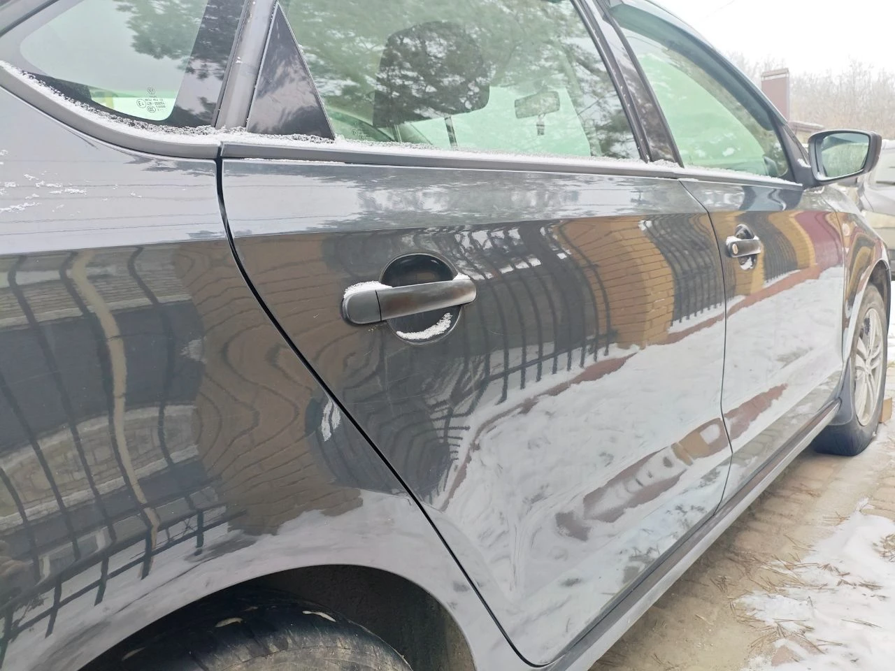 Двигатель 1.6 самый надежный и не убиваемый в линейке volkswagen, масло не ест ни грамма меняю каждые 6 тыс км, не экономлю на автомобиле. кпп механика простая и надёжная все передачи включаются мягко, двумя пальцами, каждые 30тыс. меняю масло в кпп. по электрике работает каждая кнопочка. кузов весь в родном окрасе, ни в одном дтп не участвовала! всё остекление оригинальное включая лобовое. пробег 220 000 км. родной100% комплектация: микролифт сиденья подогрев зеркал 4 эл. стеклоподъемника регулировка руля обогрев заднего стекла ориг. легкосплавные диски 2 комплекта резины на дисках 2 ключа, сигнализация с обратной связью. магнитола с шестью динамиками, aux, usb, bluetooth. от автомобиля не избавляюсь, любой вид переоформления цена: 699 000р. 📞 город и телефон: макеевка +7949 384 7200 - фотография - 7