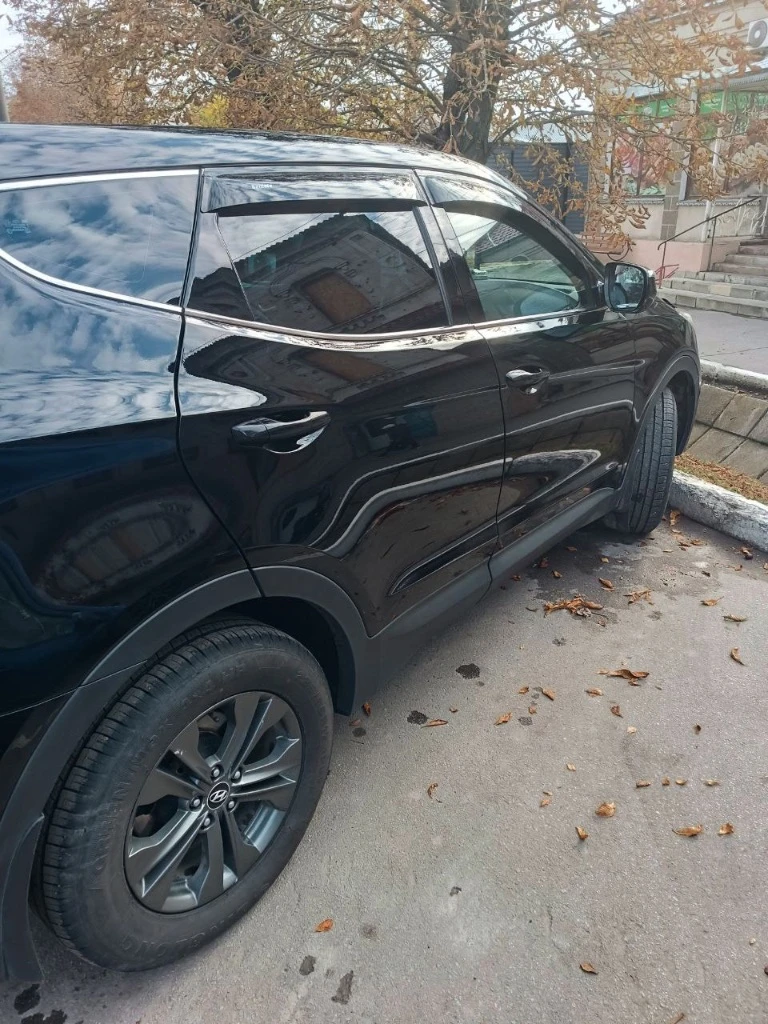 Santa fe год: 2013 тип кпп: механическая пробег: 163 000 машина обслужена. в идеальном состоянии, цвет черный, практически в родном окрасе. двигатель: бензиновый, объем 2.4 л машина в отличном техническом состоянии: нет поломок, все работает исправно. проходила регулярное то, шины новые, салон чистый и ухоженный. вместительный багажник. если заинтересовались, звоните или пишите для подробностей и организации просмотра. фото и видео по запросу. возможен обмен. при оплате наличными уместен хороший торг. регистрация лнр. контактный номер телефона: +79595283753 владимир цена: 1 760 000 - фотография - 12