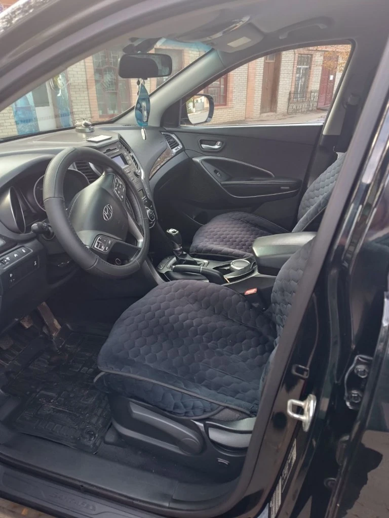 Santa fe год: 2013 тип кпп: механическая пробег: 163 000 машина обслужена. в идеальном состоянии, цвет черный, практически в родном окрасе. двигатель: бензиновый, объем 2.4 л машина в отличном техническом состоянии: нет поломок, все работает исправно. проходила регулярное то, шины новые, салон чистый и ухоженный. вместительный багажник. если заинтересовались, звоните или пишите для подробностей и организации просмотра. фото и видео по запросу. возможен обмен. при оплате наличными уместен хороший торг. регистрация лнр. контактный номер телефона: +79595283753 владимир цена: 1 760 000 - фотография - 16