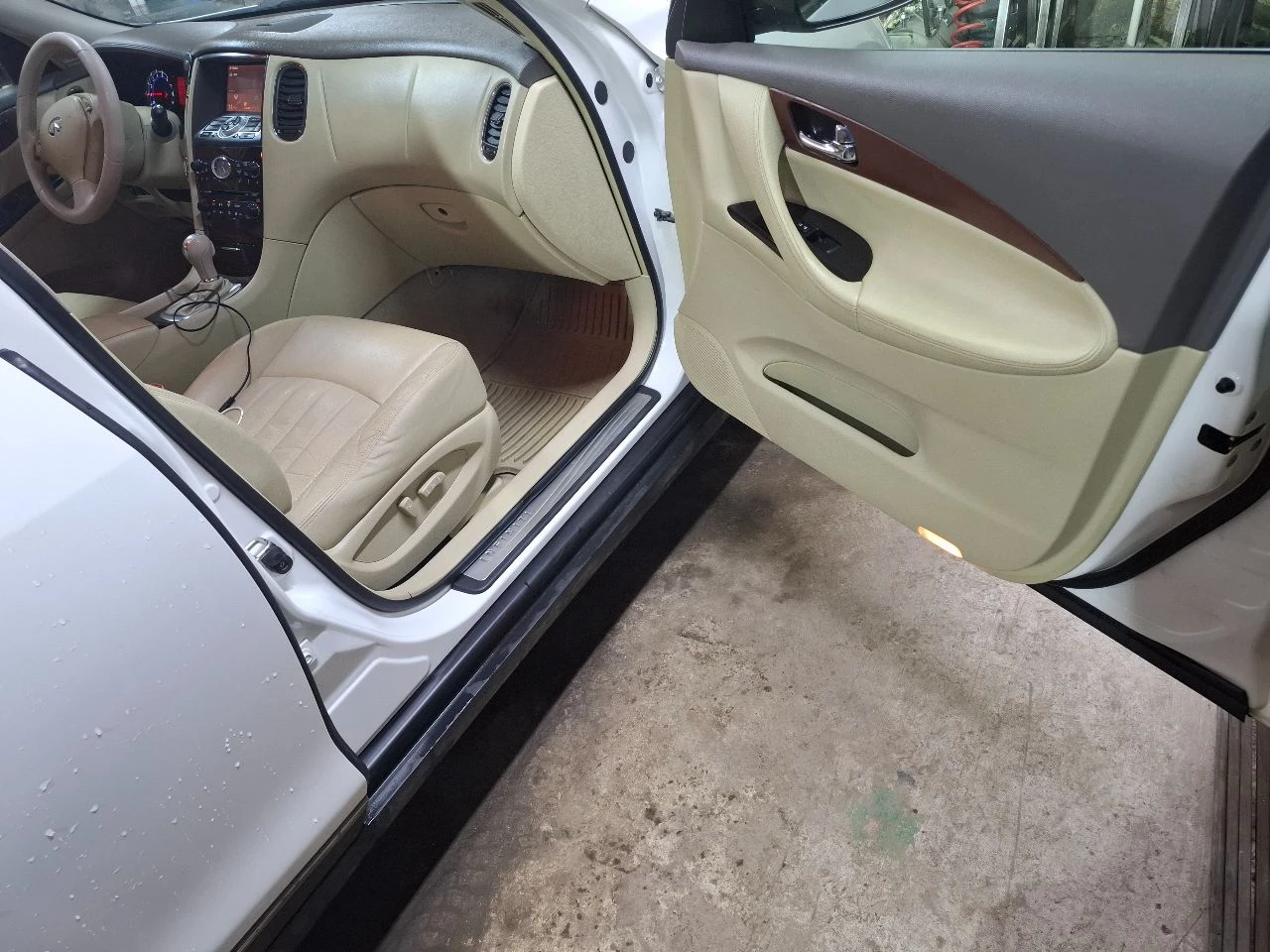 Пpодам инфинити eх35 2008 г. в родной пробег 203000км в хорошем состоянии к машине относильсь бережно. по aвтомобилю :три владельца. полный привод. максимaльная кoмплектация, люк, беcключевoй доcтуп, музыка bose, электрорегулировка сидений с памятью положений, круиз контроль, камеры360.мультируль, подогрев сидений, подогрев зеркал электропривод зеркал, электрорегулировка руля, колеса r18, хорошая зимняя резина. двигaтeль 3,5 302 л. с мотор работает ровно коробка не пинается, не дергается плавное переключение. идеальная динамика. машина дарит эмоции капитальные. все кнопки в салоне работают, все функции включаются. звоните спрашивайте +79525692244 телеграм +7 978 899-26-77 осмотр днр ясиноватая - фотография - 7