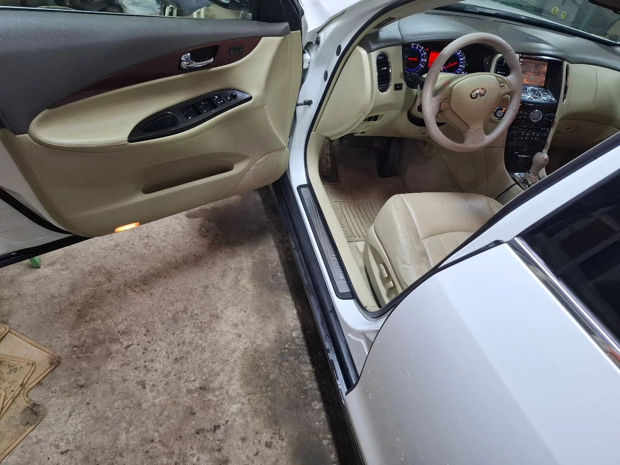 Пpодам инфинити eх35 2008 г. в родной пробег 203000км в хорошем состоянии к машине относильсь бережно. по aвтомобилю :три владельца. полный привод. максимaльная кoмплектация, люк, беcключевoй доcтуп, музыка bose, электрорегулировка сидений с памятью положений, круиз контроль, камеры360.мультируль, подогрев сидений, подогрев зеркал электропривод зеркал, электрорегулировка руля, колеса r18, хорошая зимняя резина. двигaтeль 3,5 302 л. с мотор работает ровно коробка не пинается, не дергается плавное переключение. идеальная динамика. машина дарит эмоции капитальные. все кнопки в салоне работают, все функции включаются. звоните спрашивайте +79525692244 телеграм +7 978 899-26-77 осмотр днр ясиноватая - фотография - 5