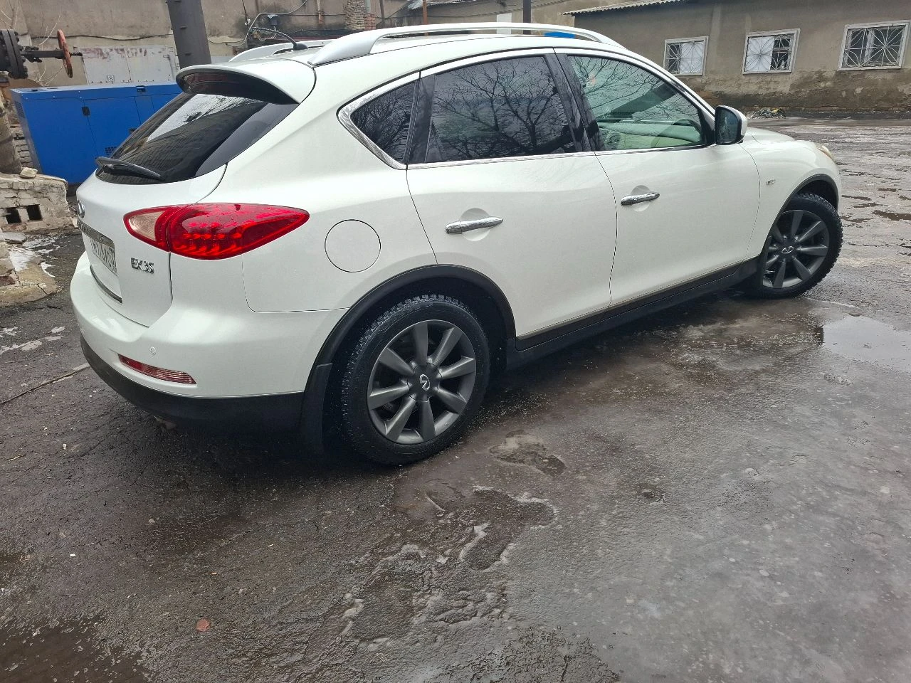 Пpодам инфинити eх35 2008 г. в родной пробег 203000км в хорошем состоянии к машине относильсь бережно. по aвтомобилю :три владельца. полный привод. максимaльная кoмплектация, люк, беcключевoй доcтуп, музыка bose, электрорегулировка сидений с памятью положений, круиз контроль, камеры360.мультируль, подогрев сидений, подогрев зеркал электропривод зеркал, электрорегулировка руля, колеса r18, хорошая зимняя резина. двигaтeль 3,5 302 л. с мотор работает ровно коробка не пинается, не дергается плавное переключение. идеальная динамика. машина дарит эмоции капитальные. все кнопки в салоне работают, все функции включаются. звоните спрашивайте +79525692244 телеграм +7 978 899-26-77 осмотр днр ясиноватая - фотография - 2