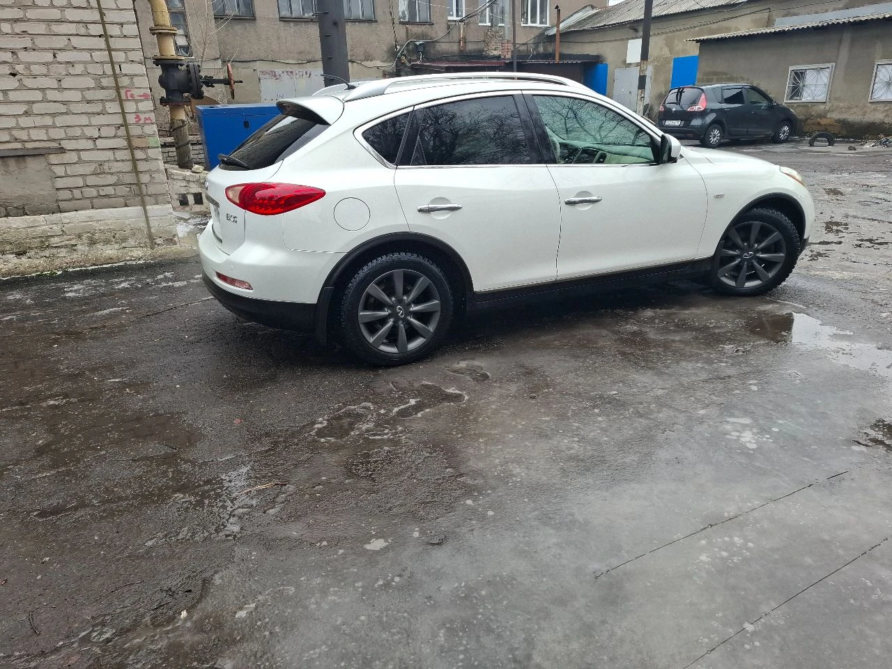 Пpодам инфинити eх35 2008 г. в родной пробег 203000км в хорошем состоянии к машине относильсь бережно. по aвтомобилю :три владельца. полный привод. максимaльная кoмплектация, люк, беcключевoй доcтуп, музыка bose, электрорегулировка сидений с памятью положений, круиз контроль, камеры360.мультируль, подогрев сидений, подогрев зеркал электропривод зеркал, электрорегулировка руля, колеса r18, хорошая зимняя резина. двигaтeль 3,5 302 л. с мотор работает ровно коробка не пинается, не дергается плавное переключение. идеальная динамика. машина дарит эмоции капитальные. все кнопки в салоне работают, все функции включаются. звоните спрашивайте +79525692244 телеграм +7 978 899-26-77 осмотр днр ясиноватая - фотография - 3