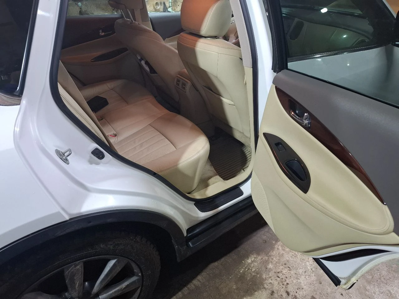 Пpодам инфинити eх35 2008 г. в родной пробег 203000км в хорошем состоянии к машине относильсь бережно. по aвтомобилю :три владельца. полный привод. максимaльная кoмплектация, люк, беcключевoй доcтуп, музыка bose, электрорегулировка сидений с памятью положений, круиз контроль, камеры360.мультируль, подогрев сидений, подогрев зеркал электропривод зеркал, электрорегулировка руля, колеса r18, хорошая зимняя резина. двигaтeль 3,5 302 л. с мотор работает ровно коробка не пинается, не дергается плавное переключение. идеальная динамика. машина дарит эмоции капитальные. все кнопки в салоне работают, все функции включаются. звоните спрашивайте +79525692244 телеграм +7 978 899-26-77 осмотр днр ясиноватая - фотография - 9