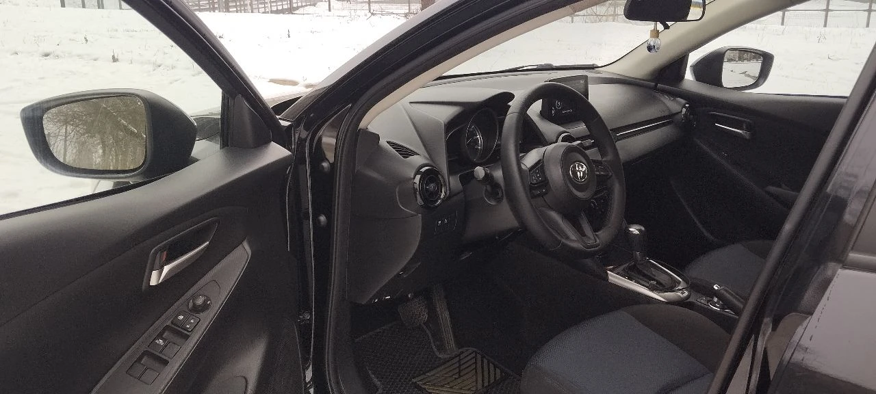 Toyota yaris 2019 год 1.5атмосферный 4 цилиндра, 107 лс, 130тыс км пробег, 6ст. автоматическая кпп местный учет машина в отличном состоянии, кузов оцинкован, ржавчины нет расход топлива 5.5- 7.5 в комплектации кнопка старт-стоп, активный круиз контроль, камера заднего хода, навигация и другое два комплекта покрышек и ковриков надёжный японский автомобиль цена 1.320 р тел +79493786727 - фотография - 6