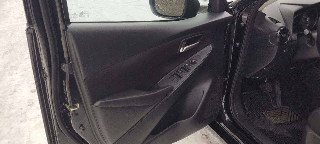 Toyota yaris 2019 год 1.5атмосферный 4 цилиндра, 107 лс, 130тыс км пробег, 6ст. автоматическая кпп местный учет машина в отличном состоянии, кузов оцинкован, ржавчины нет расход топлива 5.5- 7.5 в комплектации кнопка старт-стоп, активный круиз контроль, камера заднего хода, навигация и другое два комплекта покрышек и ковриков надёжный японский автомобиль цена 1.320 р тел +79493786727 - фотография - 7