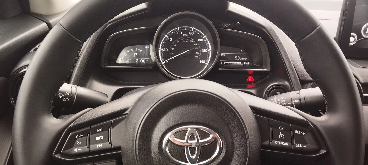 Toyota yaris 2019 год 1.5атмосферный 4 цилиндра, 107 лс, 130тыс км пробег, 6ст. автоматическая кпп местный учет машина в отличном состоянии, кузов оцинкован, ржавчины нет расход топлива 5.5- 7.5 в комплектации кнопка старт-стоп, активный круиз контроль, камера заднего хода, навигация и другое два комплекта покрышек и ковриков надёжный японский автомобиль цена 1.320 р тел +79493786727 - фотография - 8