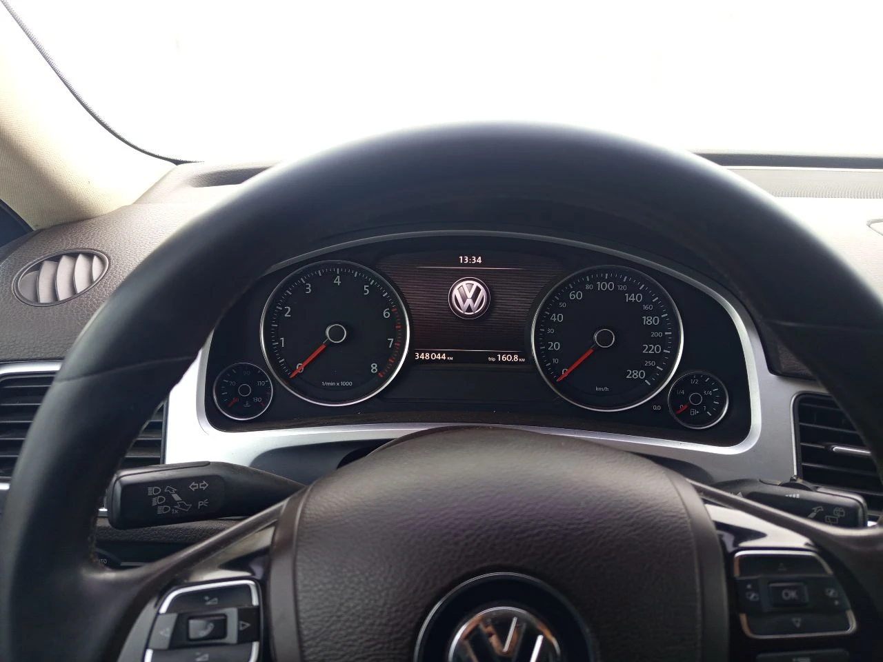 Фольксваген туарег 2010 год. 3.6 бензин. 249 л. с. 350 т. пробег. авто в дтп не было. есть возрастные подкрасы сколов. ржавчины гнили нет. двигатель полностью после капитального ремонта. расхода масла нет вообще, от замены до замены. редуктора, раздатка, акпп масла поменяны. пневма и все агрегаты работают как положено. цена 1750000. +79591335103 - фотография - 8