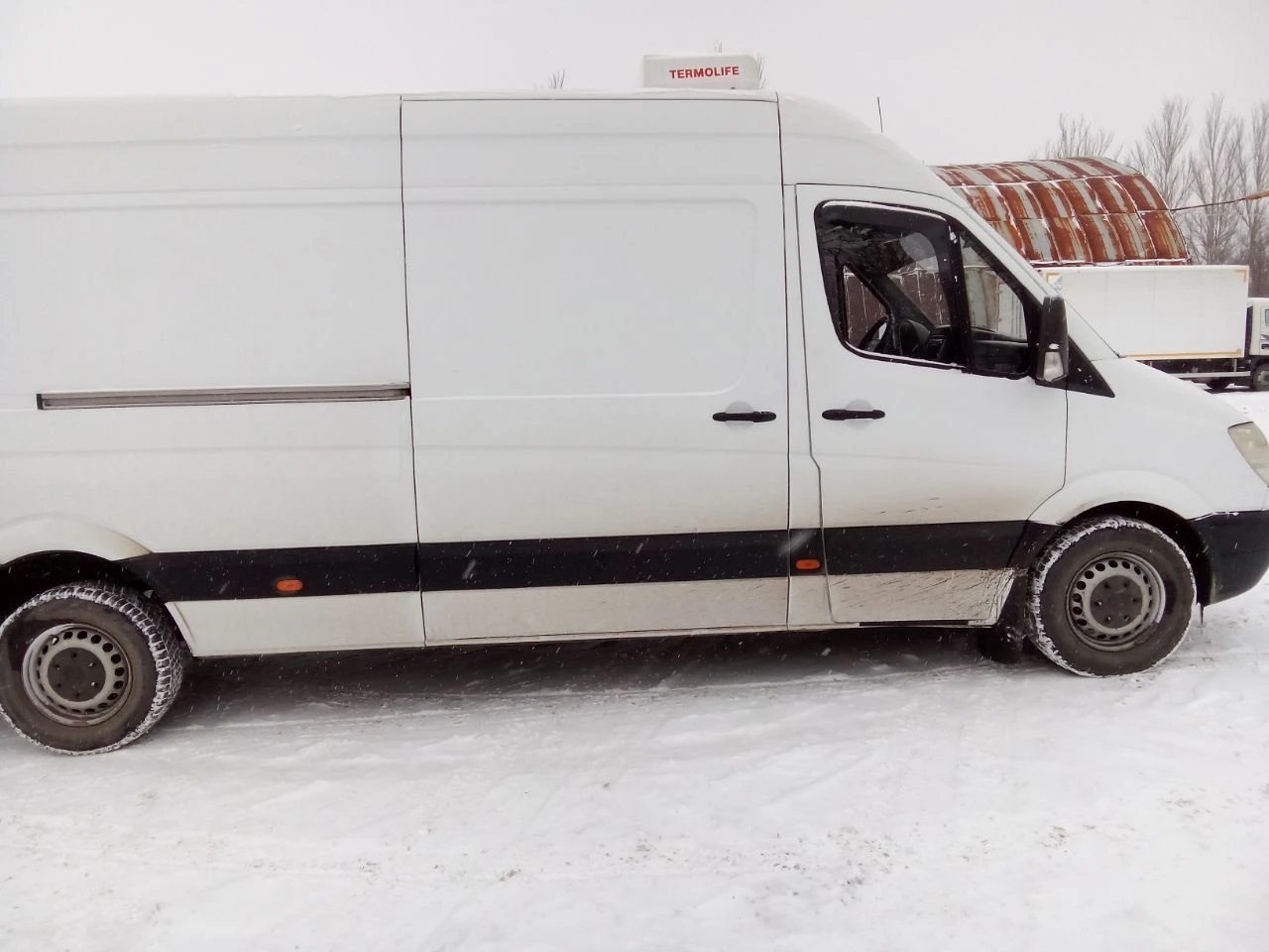 Продаётся mercedes-benz sprinter с холодильной установкой, 2008 года в отличном состоянии. автомобиль оснащён надёжным двигателем om 646, холодильным оборудованием thermolife 3001, которое работает безупречно. установлена зимняя резина lassa с износом всего 10%. в машине всё функционирует исправно, включая свежий аккумулятор и новый стартер — запускается без проблем даже в сильные морозы. форсунки в порядке, егр удалён. sprinter оснащён двумя турбинами, мощность 150 л. с., динамика отличная. не участвовал в дтп. реальному покупателю торг. +79493104555 - фотография - 3