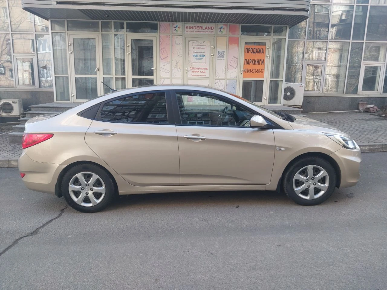 Продам hyundai accent год выпуска 2012 куплен в салоне в 2013г. пробег - 77000. двигатель - 1.4л. коробка автомат. кондиционер. электрозеркала. электростеклоподъемники. парктроник. подогрев передних седений. подогрев переднего и заднего стекла. центральный замок. подушки безопасности. защита двигателя. сигнализация. атермальная тонировка стекол. двойная шумоизоляция кузова. гбо - зарегистрировано. полностью обслужена. цена: 990000 руб. донецк. центр. тел. +7 (949) 556-92-53 - фотография - 2