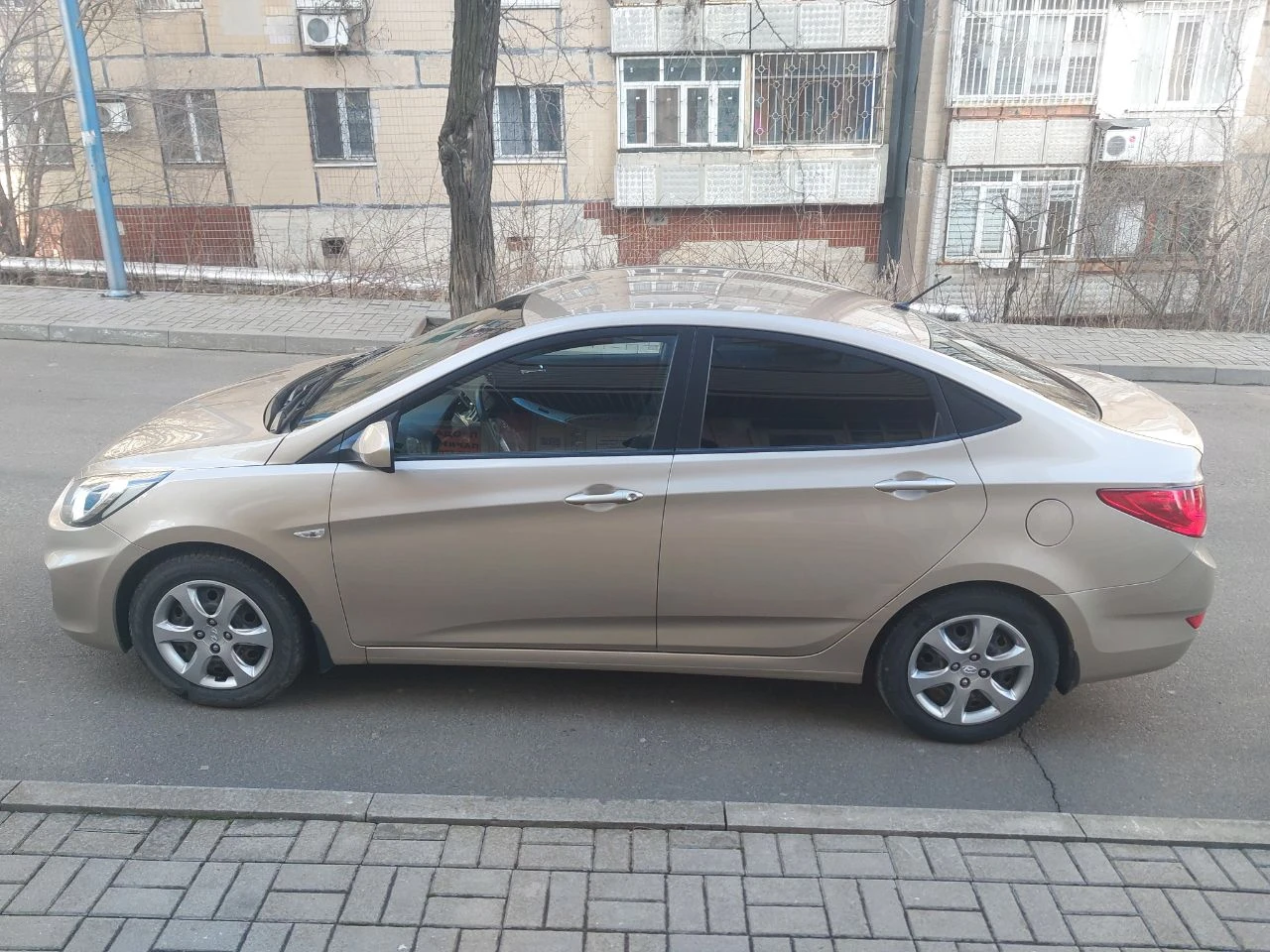 Продам hyundai accent год выпуска 2012 куплен в салоне в 2013г. пробег - 77000. двигатель - 1.4л. коробка автомат. кондиционер. электрозеркала. электростеклоподъемники. парктроник. подогрев передних седений. подогрев переднего и заднего стекла. центральный замок. подушки безопасности. защита двигателя. сигнализация. атермальная тонировка стекол. двойная шумоизоляция кузова. гбо - зарегистрировано. полностью обслужена. цена: 990000 руб. донецк. центр. тел. +7 (949) 556-92-53 - фотография - 3