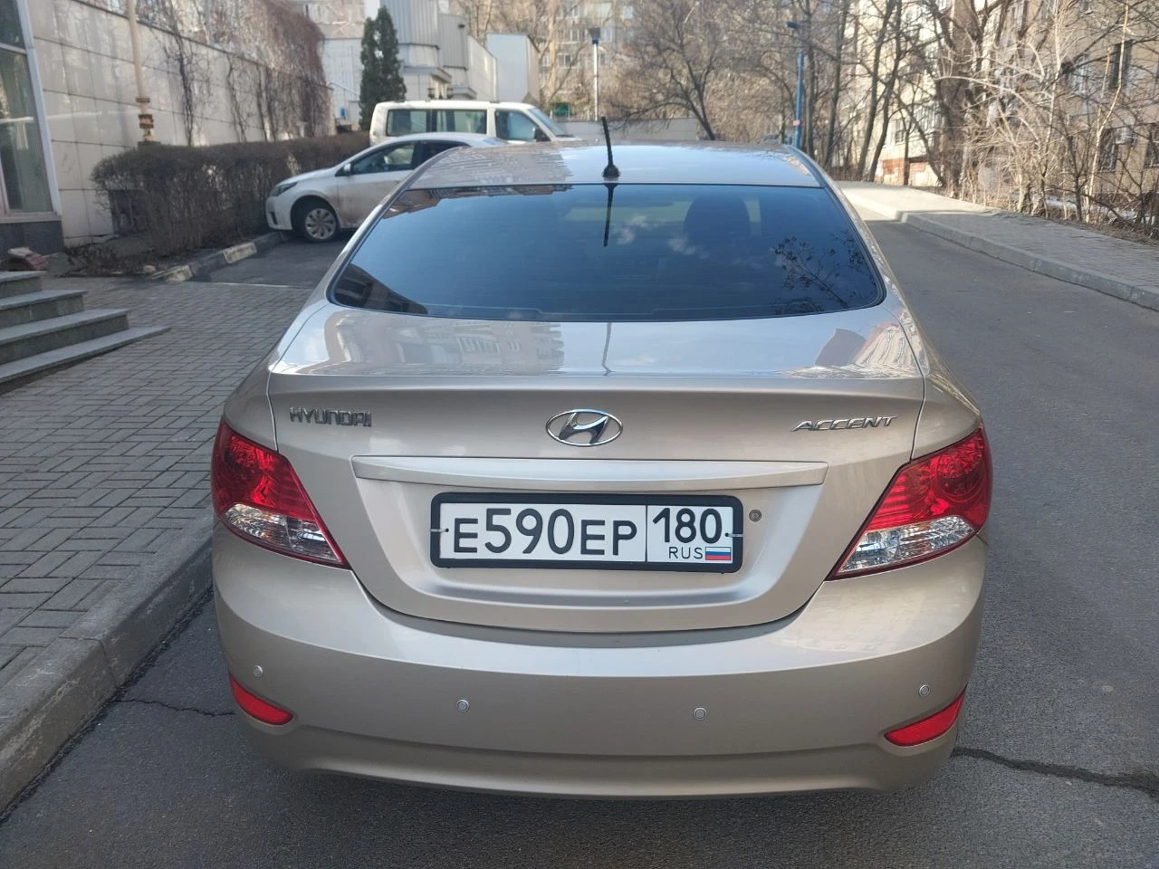 Продам hyundai accent год выпуска 2012 куплен в салоне в 2013г. пробег - 77000. двигатель - 1.4л. коробка автомат. кондиционер. электрозеркала. электростеклоподъемники. парктроник. подогрев передних седений. подогрев переднего и заднего стекла. центральный замок. подушки безопасности. защита двигателя. сигнализация. атермальная тонировка стекол. двойная шумоизоляция кузова. гбо - зарегистрировано. полностью обслужена. цена: 990000 руб. донецк. центр. тел. +7 (949) 556-92-53 - фотография - 4
