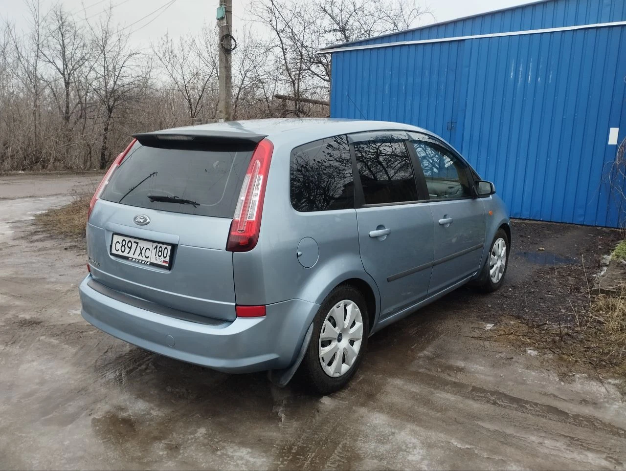 Ford c-max 1.8l, 2007г, пробег 195 000 сборка германия классный, комфортный семейный автомобиль с огромным вместительным салоном-трансформером. в россии с 2020 года, до этого каталась по дорогам финляндии. кузов оцинкованный, состояние на твёрдую 5. лкп вкруг близко к заводским значениям - 200-300 мкм. мотор цепной, для своего пробега в идеальном состоянии: масло не расходует, работает как часы, едет очень бодро. даже на месте родной катализатор. всегда своевременные то, машина полностью обслужена. мотор эксплуатируется на оригинальном масле ford. по комплектации: - кондиционер - эсп - регулировка руля по высоте и вылету - электро зеркала - abs - неплохая родная музыка - подрулевое управление магнитолой в целом, добротная, универсальная машина, в которой не только чувствуешь себя комфортно на дальних расстояниях, можешь перевозить габаритные грузы, но и есть возможность получить эмоции от быстрой, маневренной езды, потому что машина на это способна. лучшее сочетание цена/качество/комфорт. свежее то, наличие диагностической карты! цена 585 000, небольшой торг горловка, +79494804415, есть телеграм. - фотография - 4