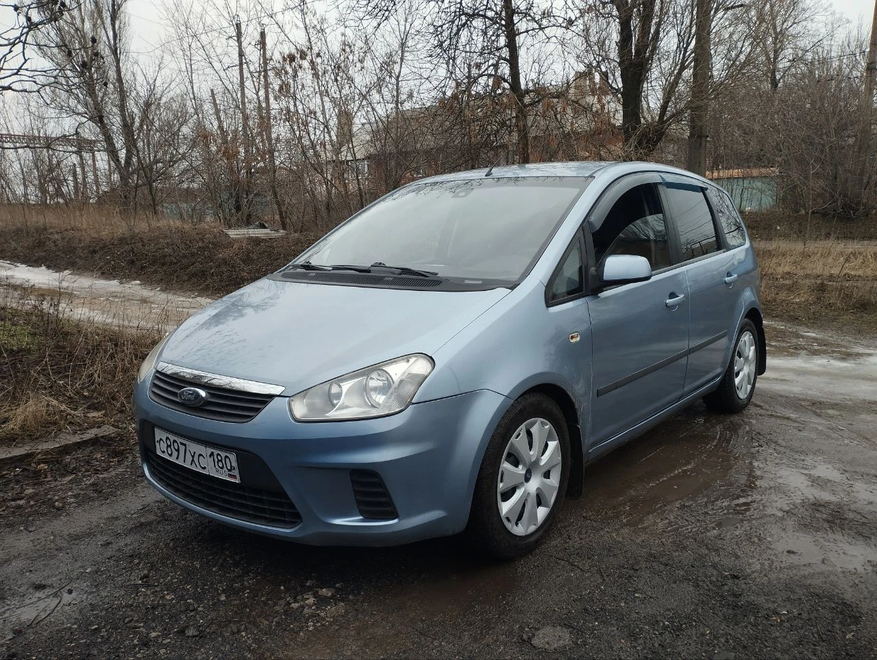 Ford c-max 1.8l, 2007г, пробег 195 000 сборка германия классный, комфортный семейный автомобиль с огромным вместительным салоном-трансформером. в россии с 2020 года, до этого каталась по дорогам финляндии. кузов оцинкованный, состояние на твёрдую 5. лкп вкруг близко к заводским значениям - 200-300 мкм. мотор цепной, для своего пробега в идеальном состоянии: масло не расходует, работает как часы, едет очень бодро. даже на месте родной катализатор. всегда своевременные то, машина полностью обслужена. мотор эксплуатируется на оригинальном масле ford. по комплектации: - кондиционер - эсп - регулировка руля по высоте и вылету - электро зеркала - abs - неплохая родная музыка - подрулевое управление магнитолой в целом, добротная, универсальная машина, в которой не только чувствуешь себя комфортно на дальних расстояниях, можешь перевозить габаритные грузы, но и есть возможность получить эмоции от быстрой, маневренной езды, потому что машина на это способна. лучшее сочетание цена/качество/комфорт. свежее то, наличие диагностической карты! цена 585 000, небольшой торг горловка, +79494804415, есть телеграм. - фотография - 2