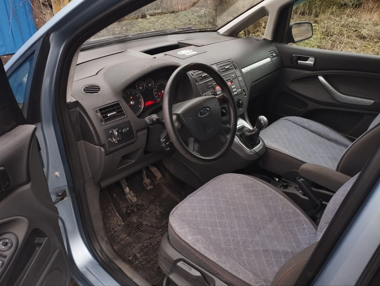 Ford c-max 1.8l, 2007г, пробег 195 000 сборка германия классный, комфортный семейный автомобиль с огромным вместительным салоном-трансформером. в россии с 2020 года, до этого каталась по дорогам финляндии. кузов оцинкованный, состояние на твёрдую 5. лкп вкруг близко к заводским значениям - 200-300 мкм. мотор цепной, для своего пробега в идеальном состоянии: масло не расходует, работает как часы, едет очень бодро. даже на месте родной катализатор. всегда своевременные то, машина полностью обслужена. мотор эксплуатируется на оригинальном масле ford. по комплектации: - кондиционер - эсп - регулировка руля по высоте и вылету - электро зеркала - abs - неплохая родная музыка - подрулевое управление магнитолой в целом, добротная, универсальная машина, в которой не только чувствуешь себя комфортно на дальних расстояниях, можешь перевозить габаритные грузы, но и есть возможность получить эмоции от быстрой, маневренной езды, потому что машина на это способна. лучшее сочетание цена/качество/комфорт. свежее то, наличие диагностической карты! цена 585 000, небольшой торг горловка, +79494804415, есть телеграм. - фотография - 5