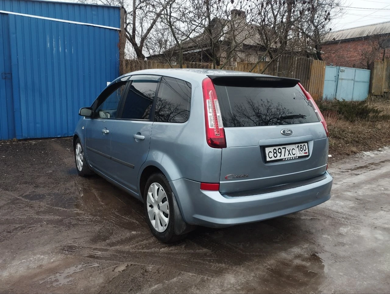 Ford c-max 1.8l, 2007г, пробег 195 000 сборка германия классный, комфортный семейный автомобиль с огромным вместительным салоном-трансформером. в россии с 2020 года, до этого каталась по дорогам финляндии. кузов оцинкованный, состояние на твёрдую 5. лкп вкруг близко к заводским значениям - 200-300 мкм. мотор цепной, для своего пробега в идеальном состоянии: масло не расходует, работает как часы, едет очень бодро. даже на месте родной катализатор. всегда своевременные то, машина полностью обслужена. мотор эксплуатируется на оригинальном масле ford. по комплектации: - кондиционер - эсп - регулировка руля по высоте и вылету - электро зеркала - abs - неплохая родная музыка - подрулевое управление магнитолой в целом, добротная, универсальная машина, в которой не только чувствуешь себя комфортно на дальних расстояниях, можешь перевозить габаритные грузы, но и есть возможность получить эмоции от быстрой, маневренной езды, потому что машина на это способна. лучшее сочетание цена/качество/комфорт. свежее то, наличие диагностической карты! цена 585 000, небольшой торг горловка, +79494804415, есть телеграм. - фотография - 3