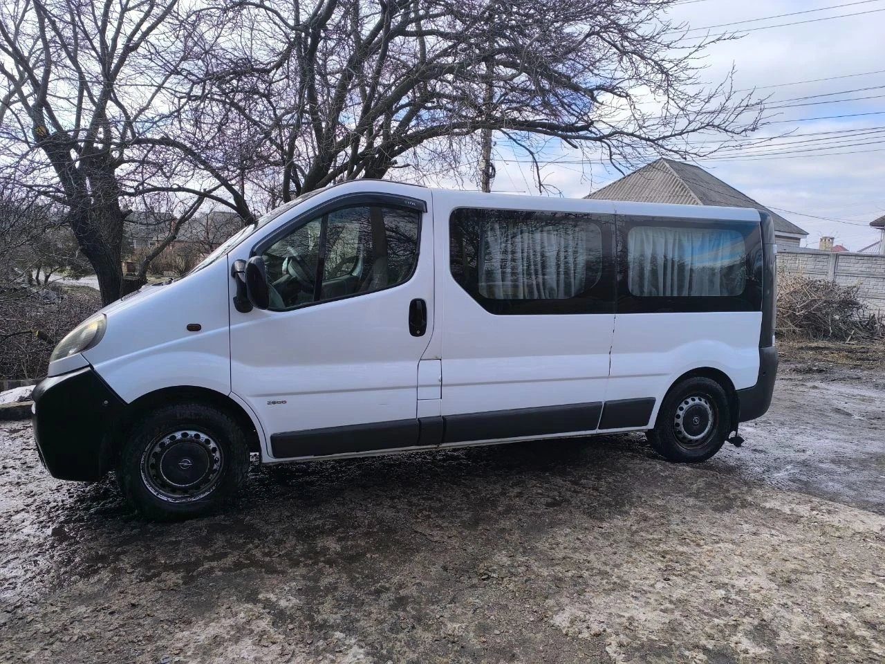 Продам опель виваро 2006г. легковой пассажирский,7+1 мест, на уверенном ходу, не битый, зимняя резина новая, ходовая, двигатель, коробка все в хорошем состоянии, турбина новая, кузов оцинкованный, хранилась в гараже+7 949 341 57 11 - фотография - 2