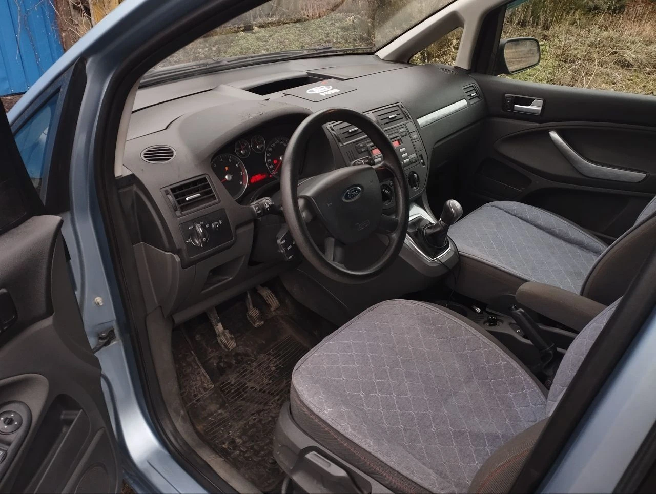 Ford c-max 1.8l, 2007г, пробег 195 000 сборка германия классный, комфортный семейный автомобиль с удобным и вместительным салоном-трансформером. в россии с 2020 года, до этого каталась по дорогам финляндии. кузов оцинкованный, состояние на твёрдую 5. лкп вкруг близко к заводским значениям - 200-300 мкм. мотор цепной, для своего пробега в идеальном состоянии: масло не расходует, работает как часы, едет очень бодро. эксплуатируется на оригинальном масле ford. даже на месте родной катализатор. по комплектации: - кондиционер - эсп - регулировка руля по высоте и вылету - электро зеркала - abs - неплохая родная музыка - подрулевое управление магнитолой в целом, добротная, универсальная машина, в которой не только чувствуешь себя комфортно на дальних расстояниях, можешь перевозить габаритные грузы, но и есть возможность получить эмоции от быстрой, маневренной езды, потому что машина на это способна. свежее то, наличие диагностической карты! цена 585 000, небольшой торг горловка, +79494804415, есть телеграм. - фотография - 7