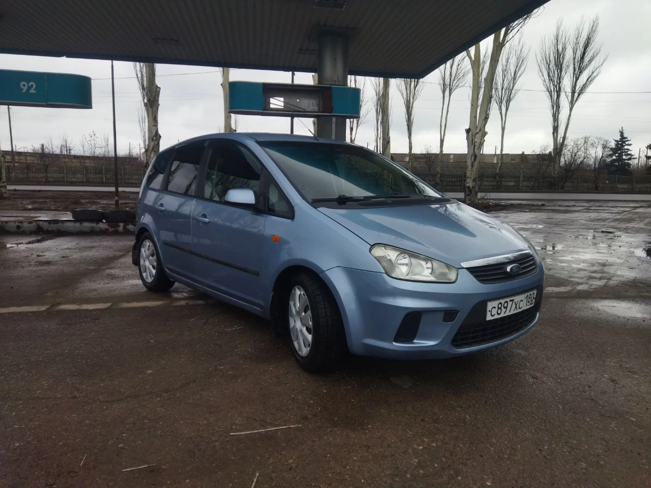 Ford c-max 1.8l, 2007г, пробег 195 000 сборка германия классный, комфортный семейный автомобиль с удобным и вместительным салоном-трансформером. в россии с 2020 года, до этого каталась по дорогам финляндии. кузов оцинкованный, состояние на твёрдую 5. лкп вкруг близко к заводским значениям - 200-300 мкм. мотор цепной, для своего пробега в идеальном состоянии: масло не расходует, работает как часы, едет очень бодро. эксплуатируется на оригинальном масле ford. даже на месте родной катализатор. по комплектации: - кондиционер - эсп - регулировка руля по высоте и вылету - электро зеркала - abs - неплохая родная музыка - подрулевое управление магнитолой в целом, добротная, универсальная машина, в которой не только чувствуешь себя комфортно на дальних расстояниях, можешь перевозить габаритные грузы, но и есть возможность получить эмоции от быстрой, маневренной езды, потому что машина на это способна. свежее то, наличие диагностической карты! цена 585 000, небольшой торг горловка, +79494804415, есть телеграм. - фотография - 3