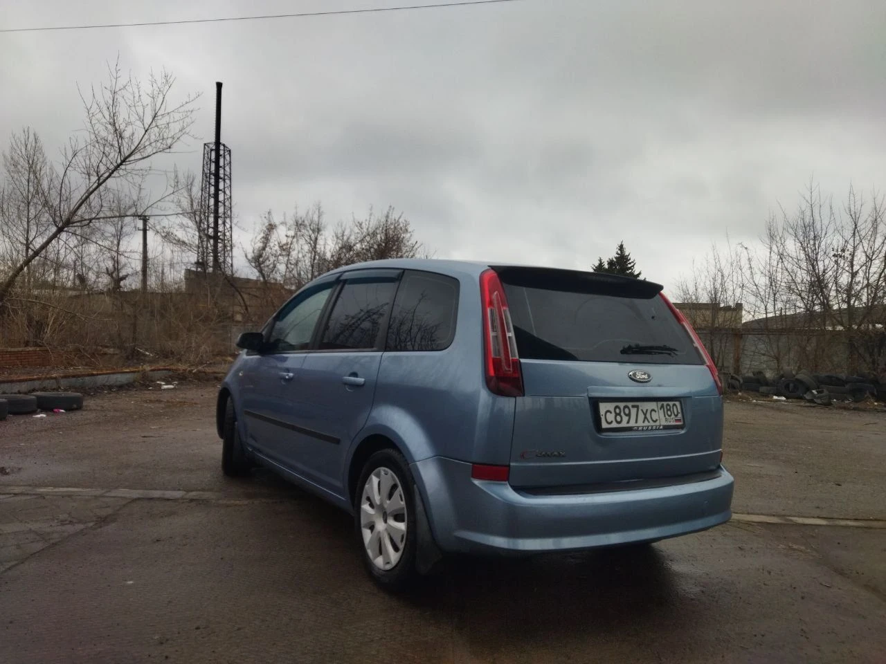 Ford c-max 1.8l, 2007г, пробег 195 000 сборка германия классный, комфортный семейный автомобиль с удобным и вместительным салоном-трансформером. в россии с 2020 года, до этого каталась по дорогам финляндии. кузов оцинкованный, состояние на твёрдую 5. лкп вкруг близко к заводским значениям - 200-300 мкм. мотор цепной, для своего пробега в идеальном состоянии: масло не расходует, работает как часы, едет очень бодро. эксплуатируется на оригинальном масле ford. даже на месте родной катализатор. по комплектации: - кондиционер - эсп - регулировка руля по высоте и вылету - электро зеркала - abs - неплохая родная музыка - подрулевое управление магнитолой в целом, добротная, универсальная машина, в которой не только чувствуешь себя комфортно на дальних расстояниях, можешь перевозить габаритные грузы, но и есть возможность получить эмоции от быстрой, маневренной езды, потому что машина на это способна. свежее то, наличие диагностической карты! цена 585 000, небольшой торг горловка, +79494804415, есть телеграм. - фотография - 4