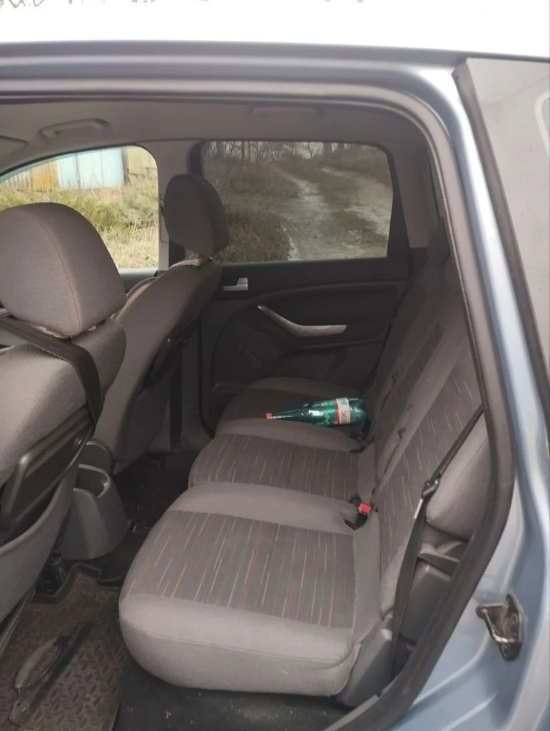 Ford c-max 1.8l, 2007г, пробег 195 000 сборка германия классный, комфортный семейный автомобиль с удобным и вместительным салоном-трансформером. в россии с 2020 года, до этого каталась по дорогам финляндии. кузов оцинкованный, состояние на твёрдую 5. лкп вкруг близко к заводским значениям - 200-300 мкм. мотор цепной, для своего пробега в идеальном состоянии: масло не расходует, работает как часы, едет очень бодро. эксплуатируется на оригинальном масле ford. даже на месте родной катализатор. по комплектации: - кондиционер - эсп - регулировка руля по высоте и вылету - электро зеркала - abs - неплохая родная музыка - подрулевое управление магнитолой в целом, добротная, универсальная машина, в которой не только чувствуешь себя комфортно на дальних расстояниях, можешь перевозить габаритные грузы, но и есть возможность получить эмоции от быстрой, маневренной езды, потому что машина на это способна. свежее то, наличие диагностической карты! цена 585 000, небольшой торг горловка, +79494804415, есть телеграм. - фотография - 9